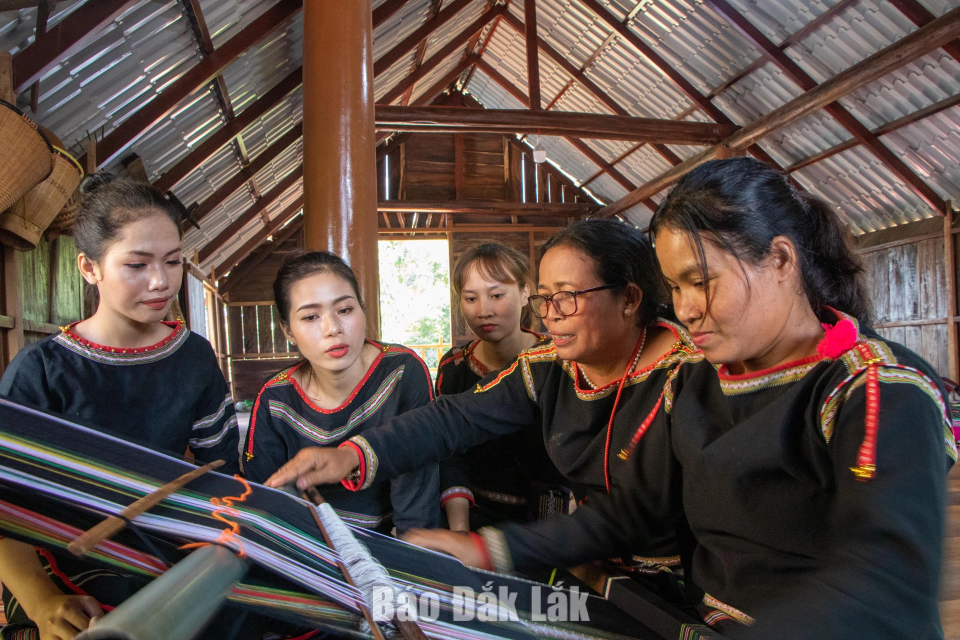 Để người trẻ không thờ ơ với văn hóa truyền thống 3 Nghệ nhân dạy nghề dệt thổ cẩm cho thế hệ trẻ. Ảnh: Nguyễn Gia