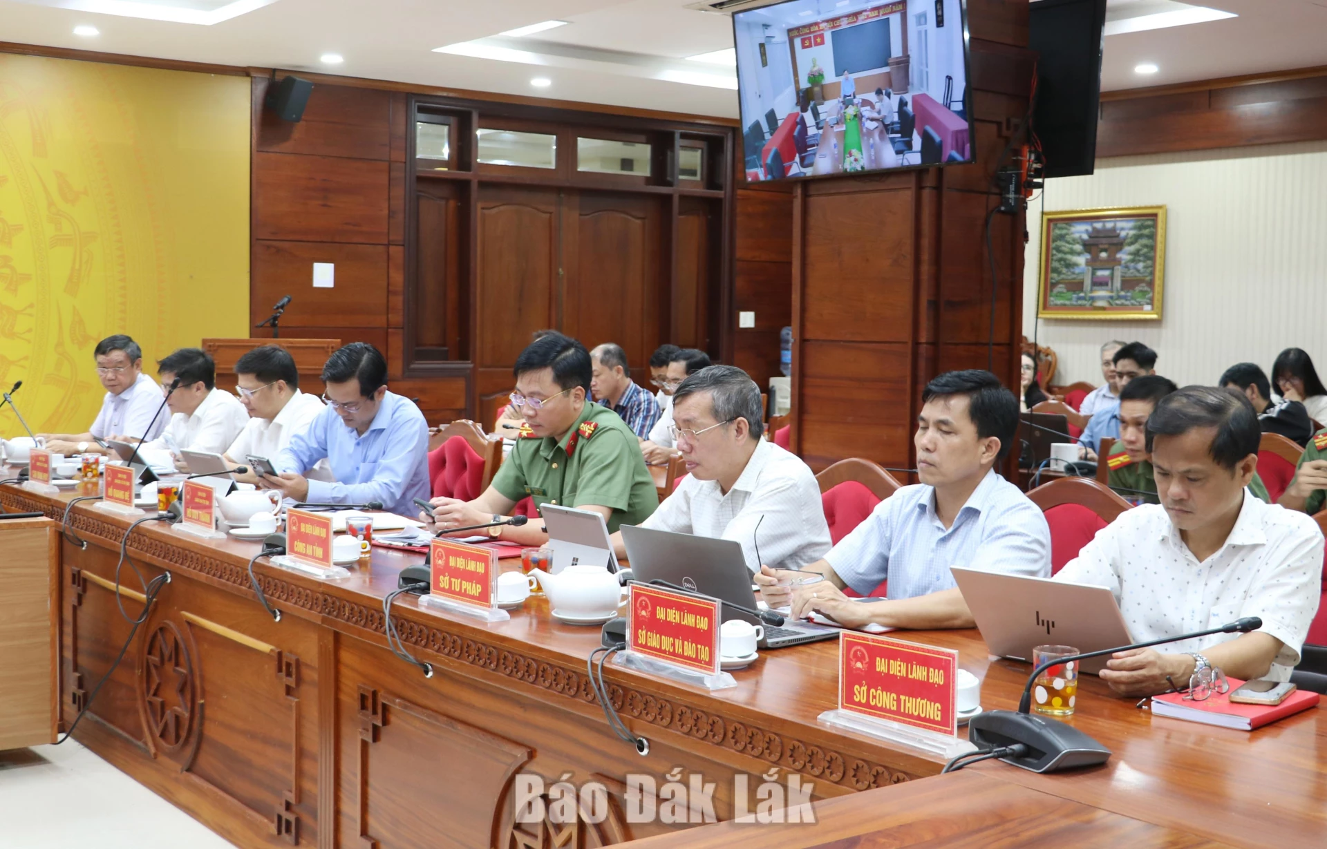 Lãnh đạo các sở, ngành tham dự cuộc họp.