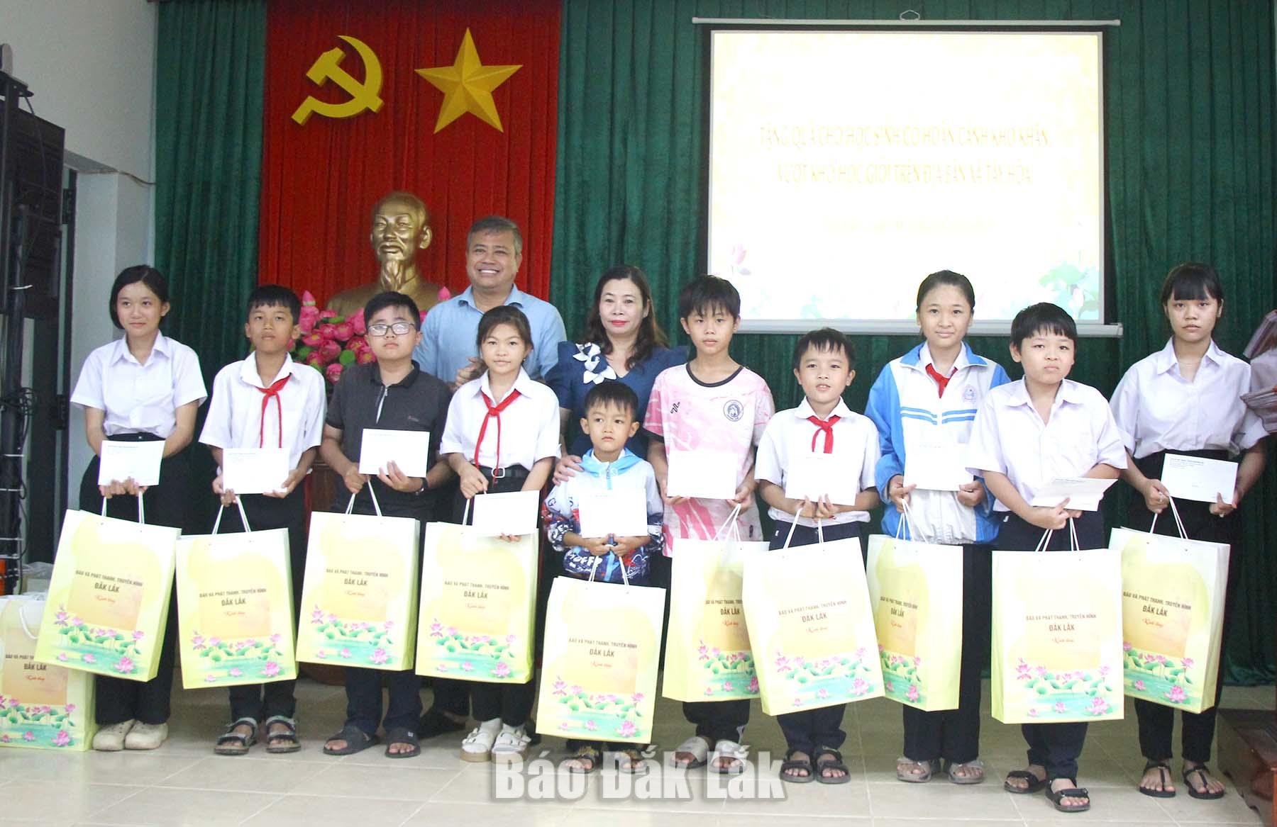 Trao 35 suất quà tặng học sinh vượt khó học giỏi ở Tây Hòa 1 Phó Giám đốc Báo và Phát thanh, Truyền hình Đắk Lắk Nguyễn Khánh Minh và Phó Phó Bí thư Thường trực Đảng ủy xã Tây Hòa Lê Thị Hồng Lưu tặng quà cho học sinh.