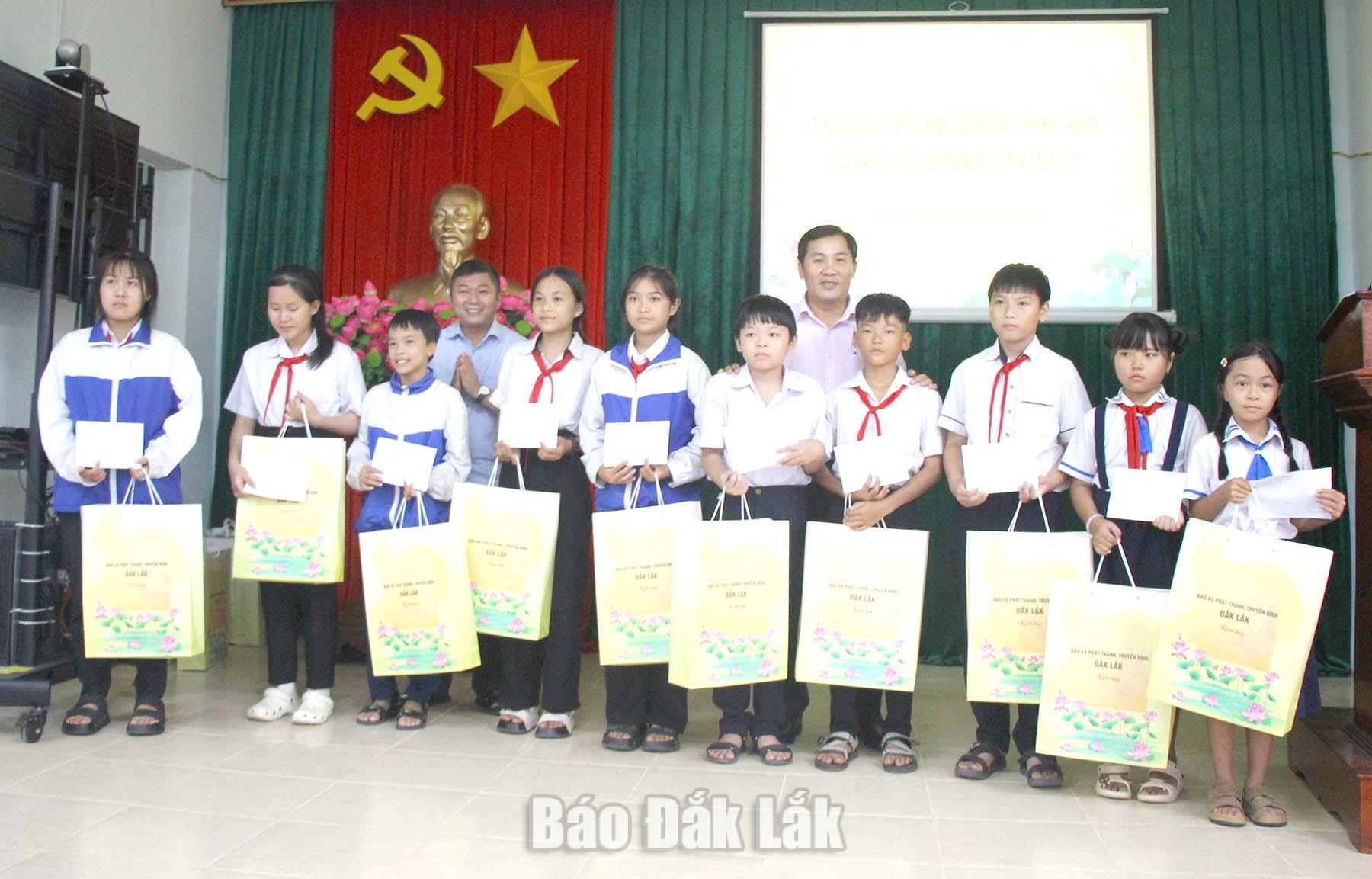 Trao 35 suất quà tặng học sinh vượt khó học giỏi ở Tây Hòa 2 Ban tổ chức trao quà cho các học sinh có hoàn cảnh khó khăn.