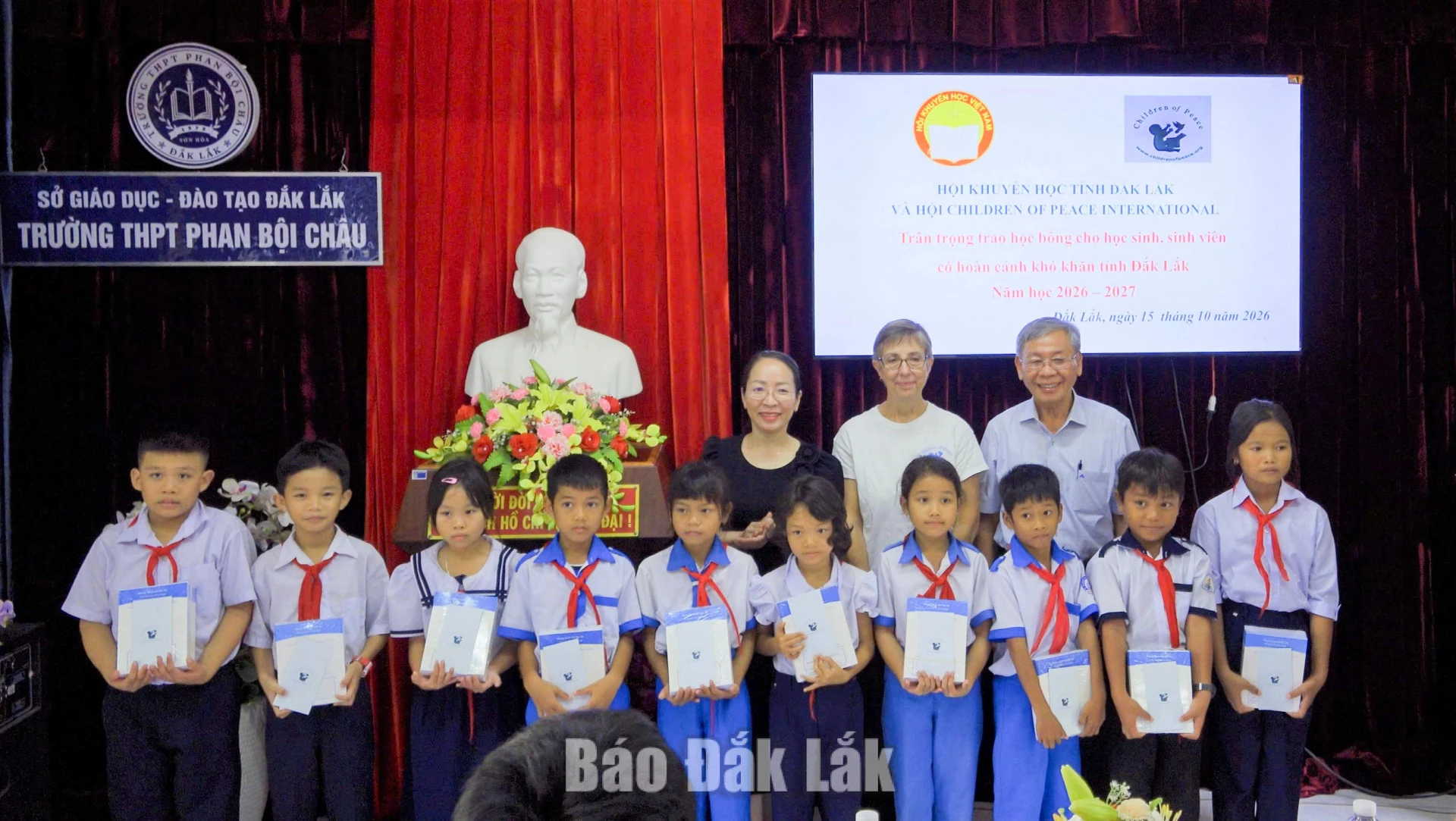 Trao 76 suất học bổng COPI cho học sinh có hoàn cảnh khó khăn 1 Ban Tổ chức trao học bổng cho các em học sinh trên địa bàn xã Sơn Hòa/