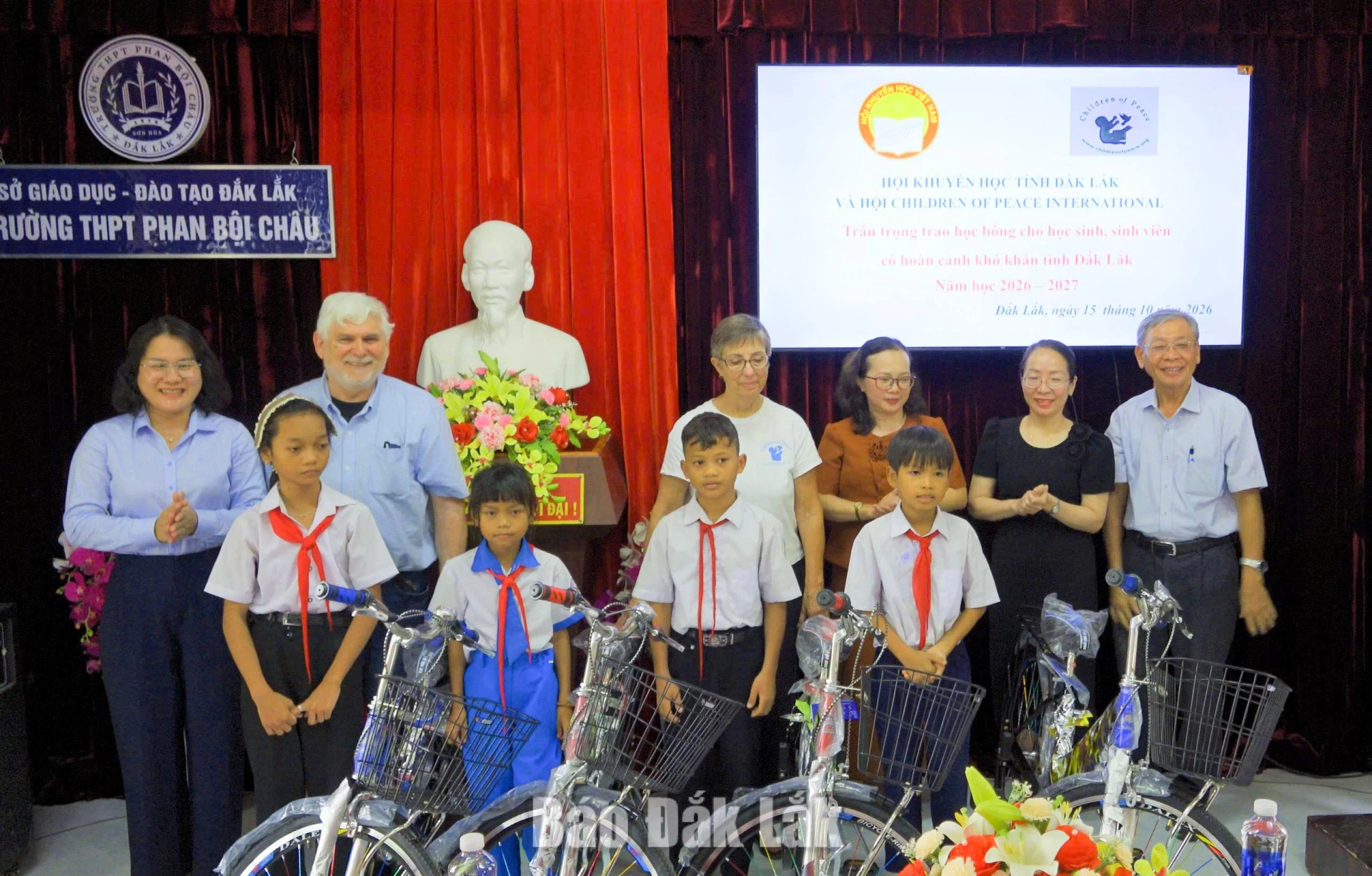 Trao 76 suất học bổng COPI cho học sinh có hoàn cảnh khó khăn 2 Ban Tổ chức trao xe đạp cho các em học sinh thuận tiện đến trường.