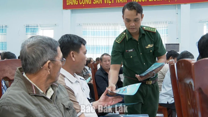 Ngư dân được nhận tờ rơi phổ biến các kiến thức pháp luật trong khai thác thủy sản. 