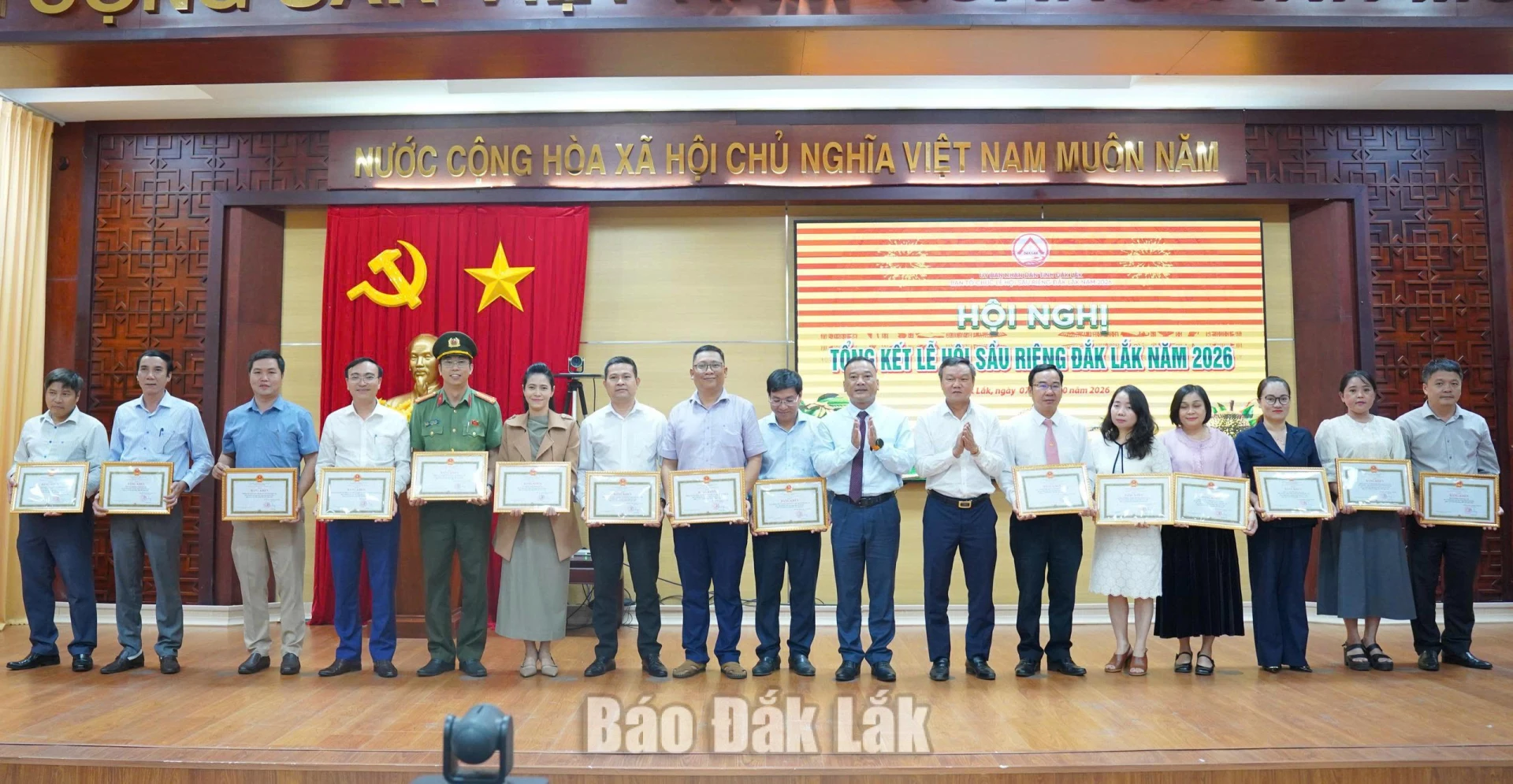 Biến kết quả của Lễ hội Sầu riêng Đắk Lắk 2026 thành động lực phát triển bền vững 4 Các tập thể có thành tích xuất sắc được vinh dự nhận Bằng khen của Chủ tịch UBND tỉnh.