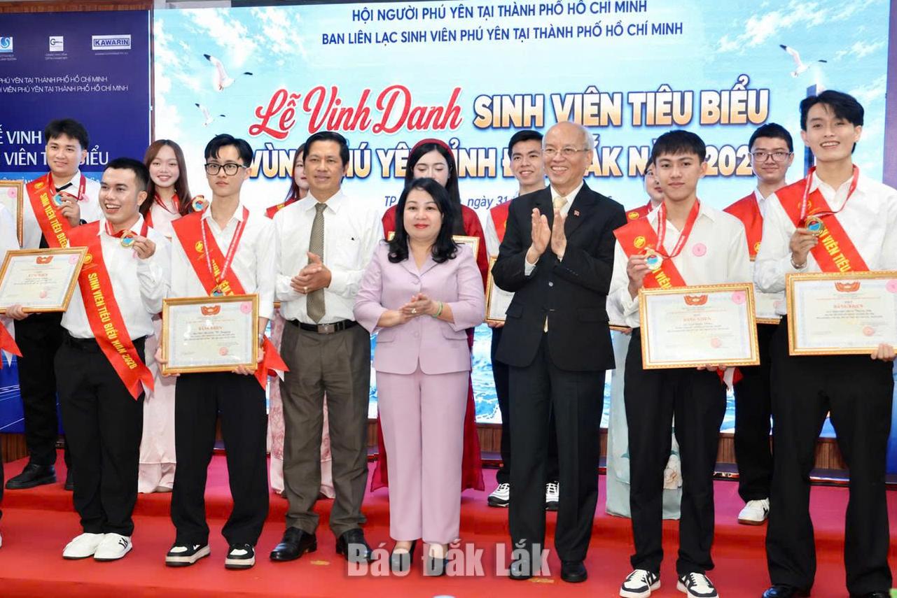 Đồng chí Cao Thị Hòa An cùng lãnh đạo Ủy ban MTTQ Việt Nam tỉnh, Hội Người Phú Yên tại TP. Hồ Chí Minh khen thưởng các sinh viên có thành tích xuất sắc.
