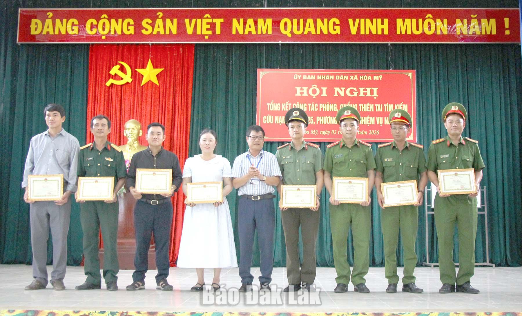 Xã Hòa Mỹ triển khai công tác phòng, chống thiên tai năm 2026 2 Phó Chủ tịch Thường trực UBND xã Hòa Mỹ Trịnh Văn Huấn trao giấy khen cho các cá nhân.