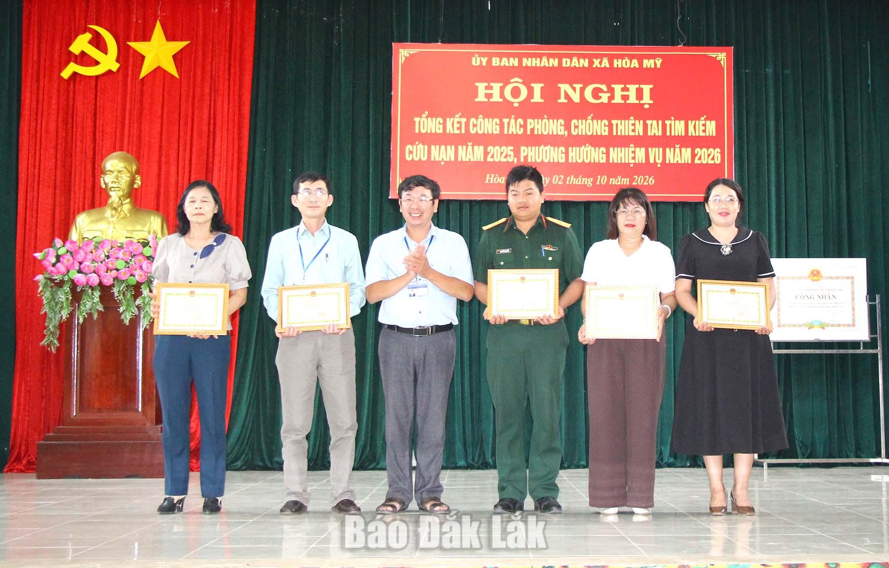 Xã Hòa Mỹ triển khai công tác phòng, chống thiên tai năm 2026 1 Chủ tịch UBND xã Hòa Mỹ Lê Chí Hoại tặng giấy khen cho các tập thể.