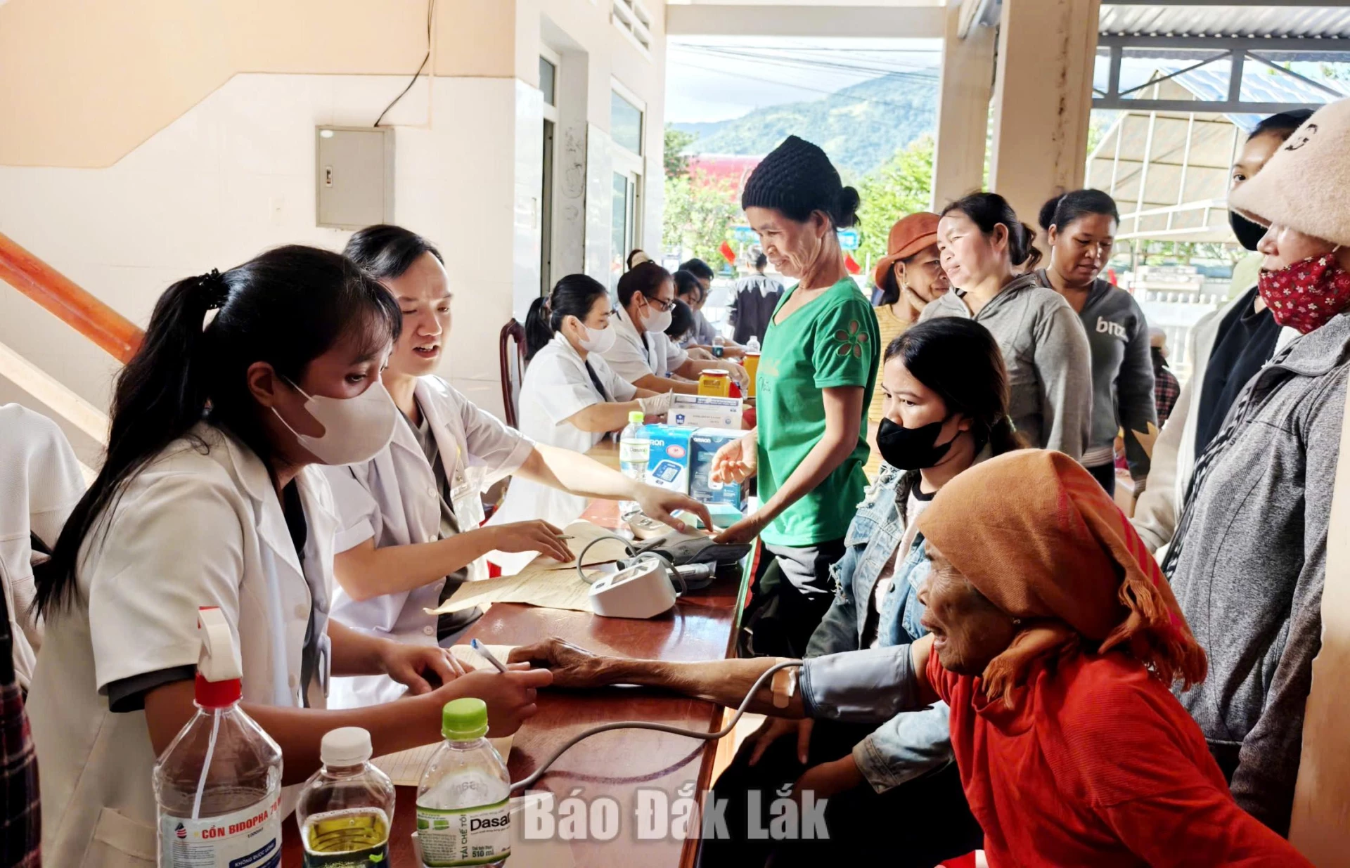 Hòa Sơn tăng cường khám sức khỏe cho người dân 1 hoa son kham 1 20261010152036 20261011172714