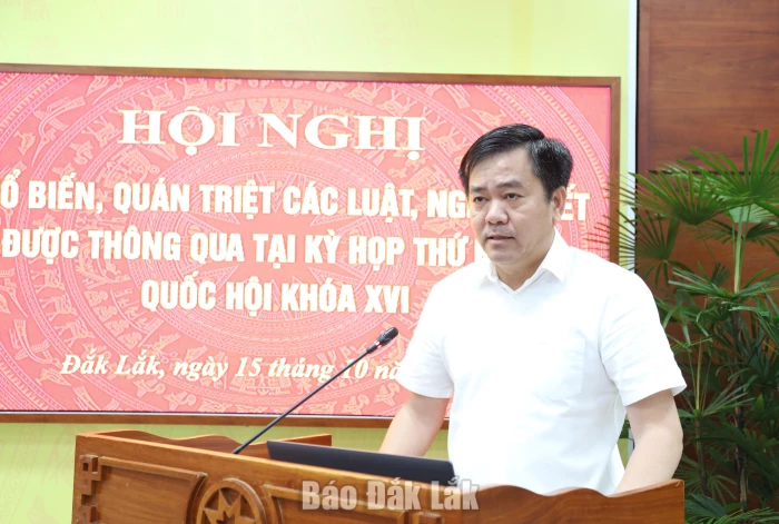 Đắk Lắk phổ biến, quán triệt các luật, nghị quyết mới của Quốc hội 1 đồng chí Nguyễn Minh Huấn, Tỉnh ủy viên, Giám đốc Sở Tư pháp phát biểu tại hội nghị.