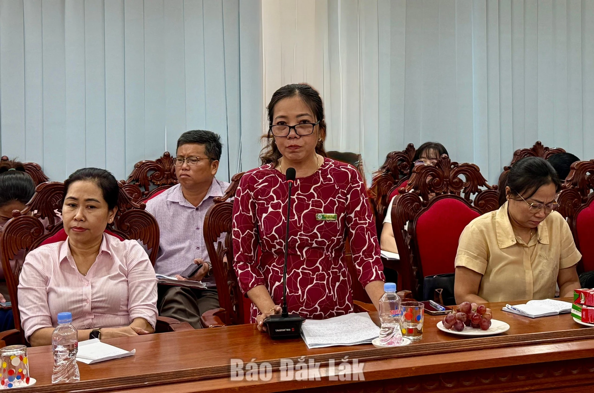 Hiệu trưởng Trường Tiểu học Đào Duy Từ Công Thị Út nêu ý kiến kiến nghị tại buổi giám sát