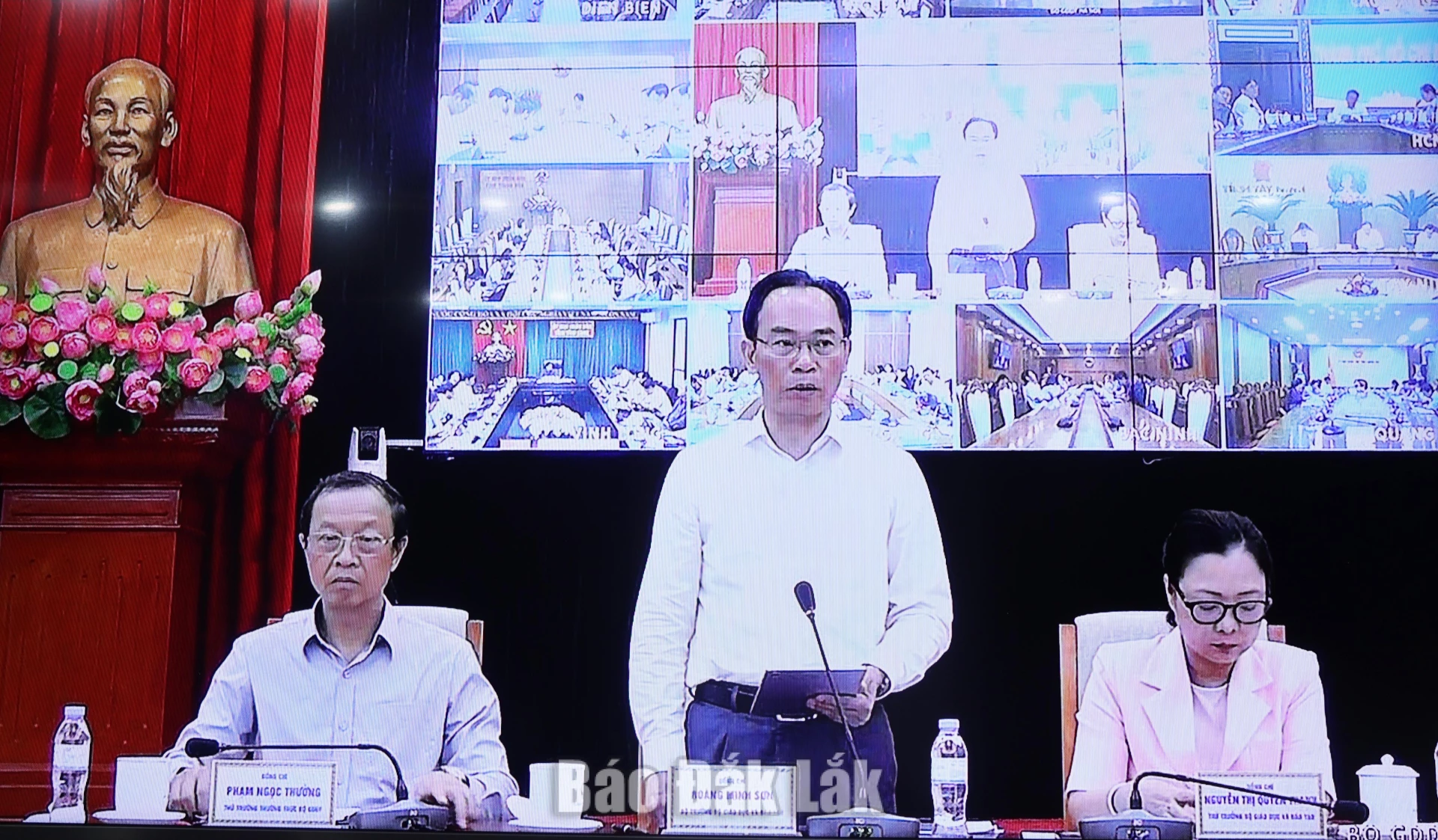 Tiếp tục đổi mới công tác quản trị trường học 1 Bộ GD&ĐT Hoàng Minh Sơn phát biểu tại hội nghị.