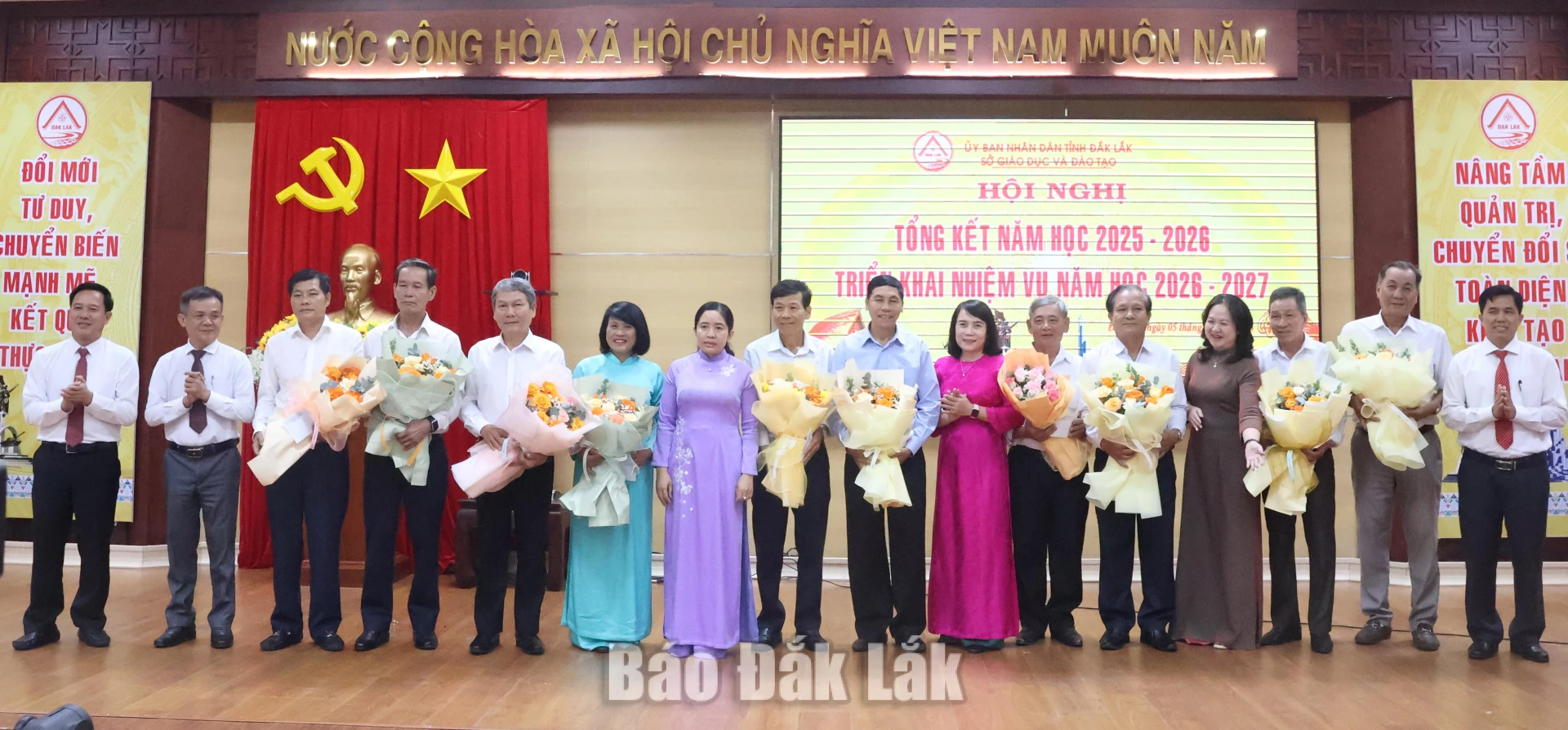 Tiếp tục đổi mới, nâng cao chất lượng giáo dục 5 Lãnh đạo Sở GD&ĐT tặng hoa tri ân các công chức, viên chức, quản lý nghỉ hưu.