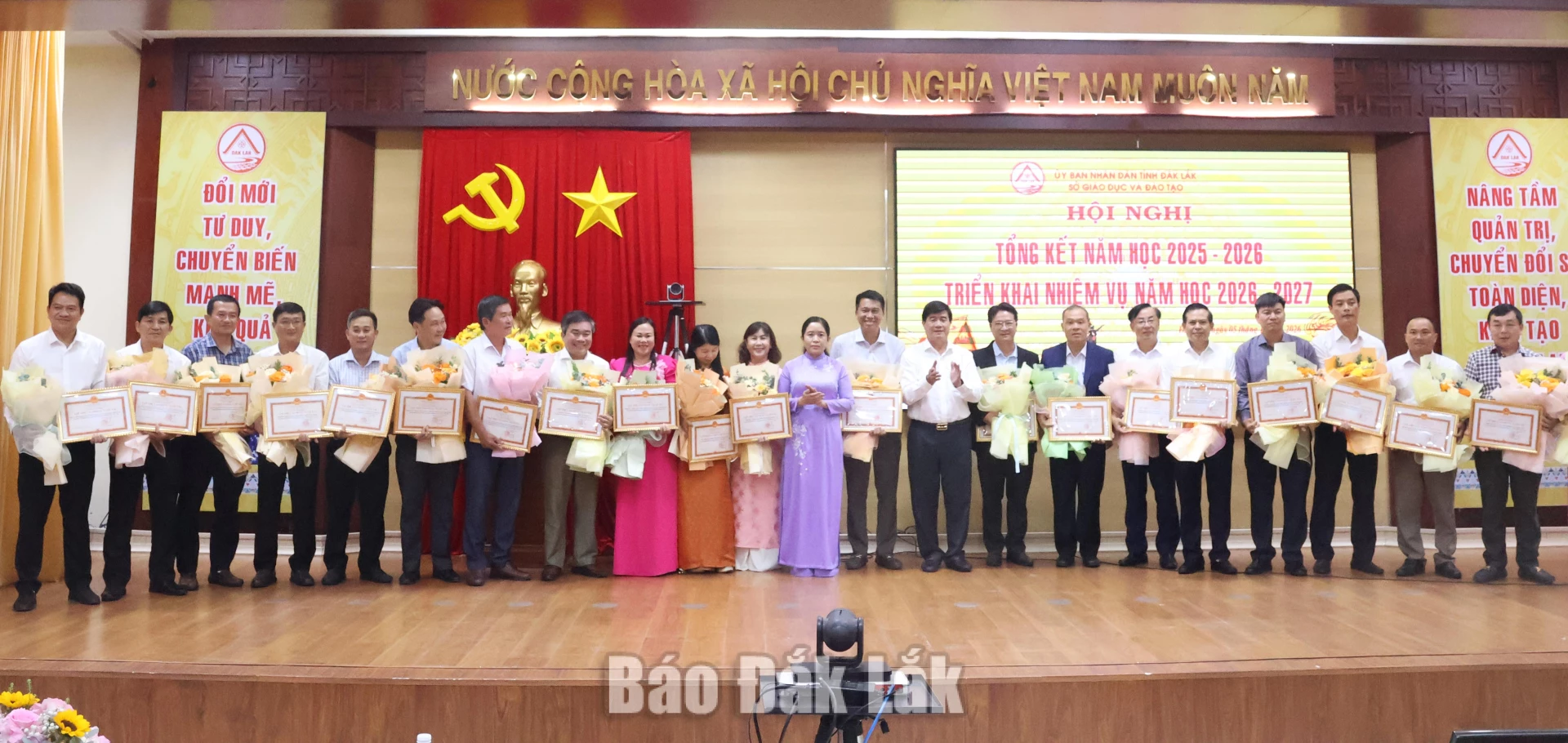 Tiếp tục đổi mới, nâng cao chất lượng giáo dục 3 Phó Chủ tịch UBND tỉnh Nguyễn Thiên Văn và Giám đốc Sở GD&ĐT Lê Thị Thanh Xuân tặng bằng khen UBND tỉnh tặng các tập thể.