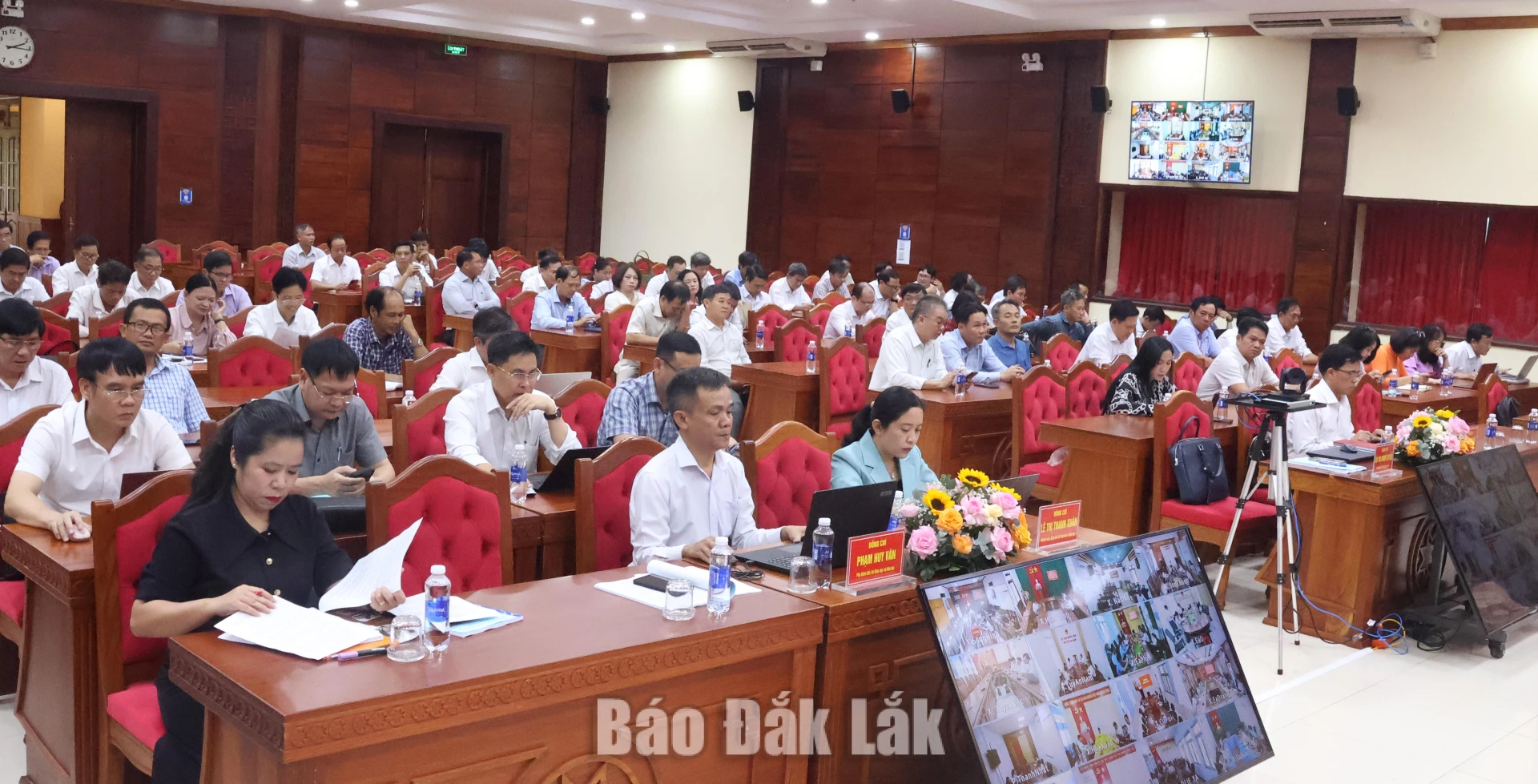 Đẩy mạnh chuyển đổi số, nâng cao chất lượng giáo dục phổ thông 4 Các đại biểu tham dự hội nghị.