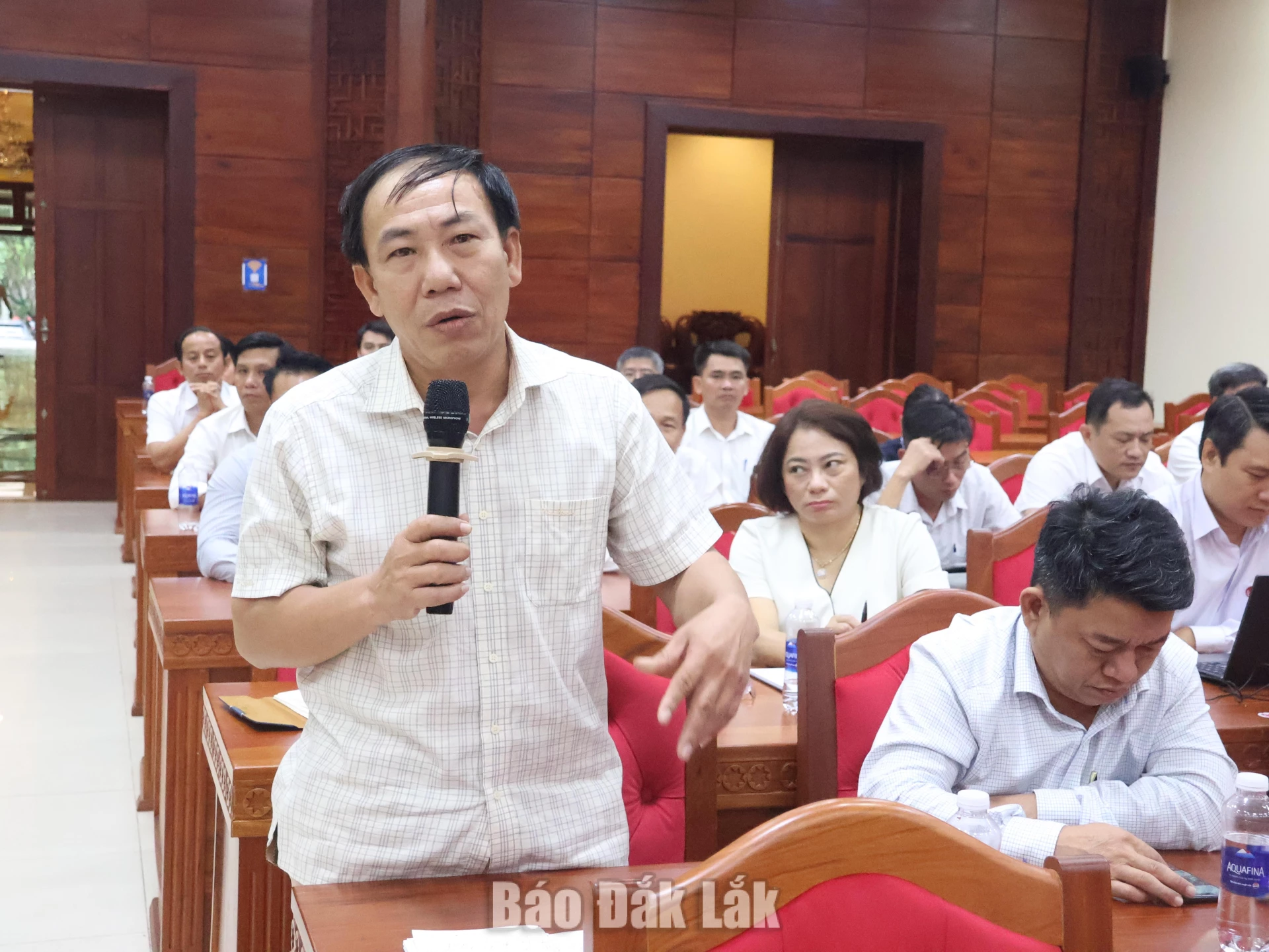 Đẩy mạnh chuyển đổi số, nâng cao chất lượng giáo dục phổ thông 2 Đại biểu thảo luận tại hội nghị.