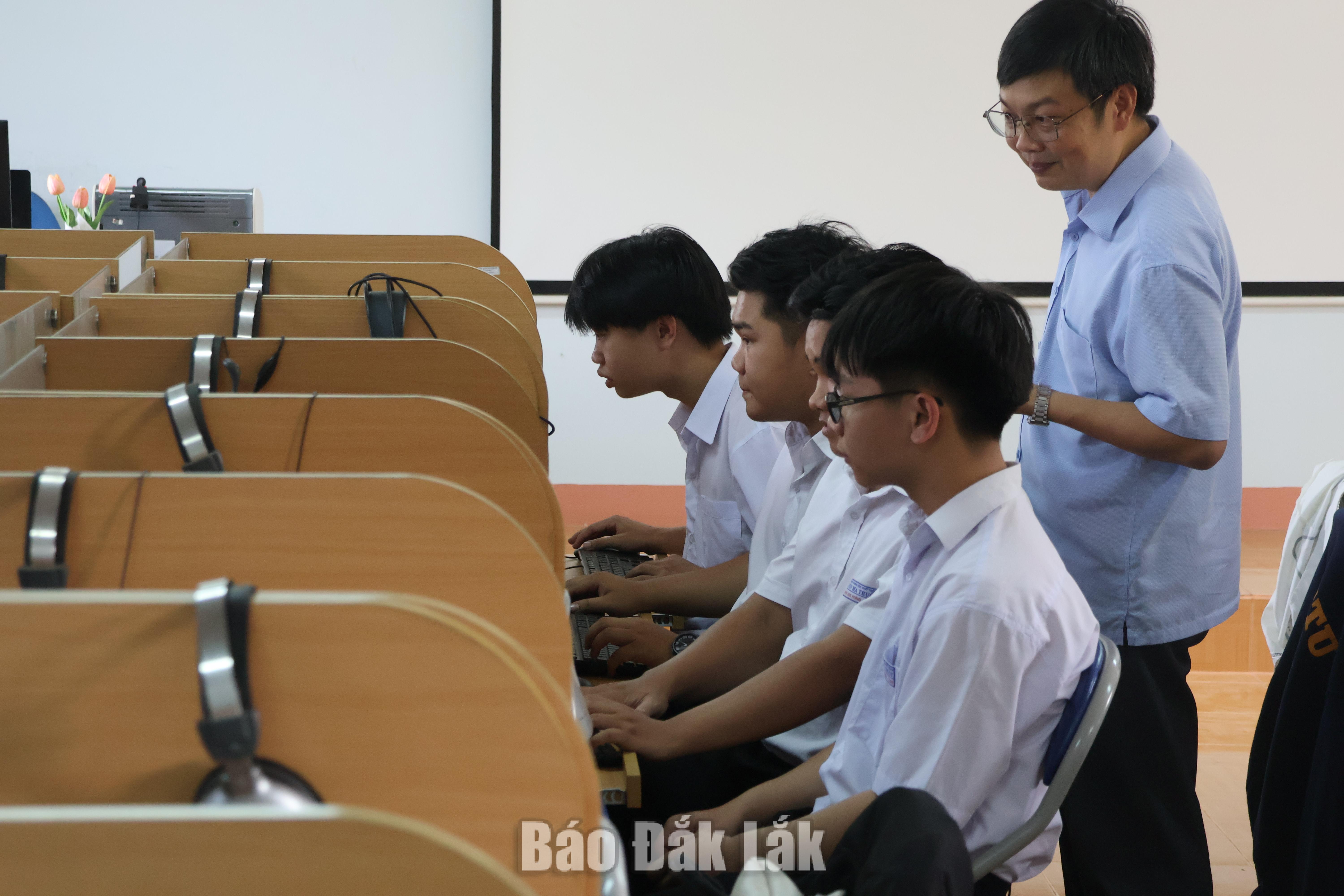 Học sinh cuối cấp sẽ làm bài kiểm tra định kỳ theo đề chung của Sở GD&ĐT 2 Ở cấp THCS, THPT, nhà trường được tổ chức kiểm tra, đánh giá định kỳ trên máy tính