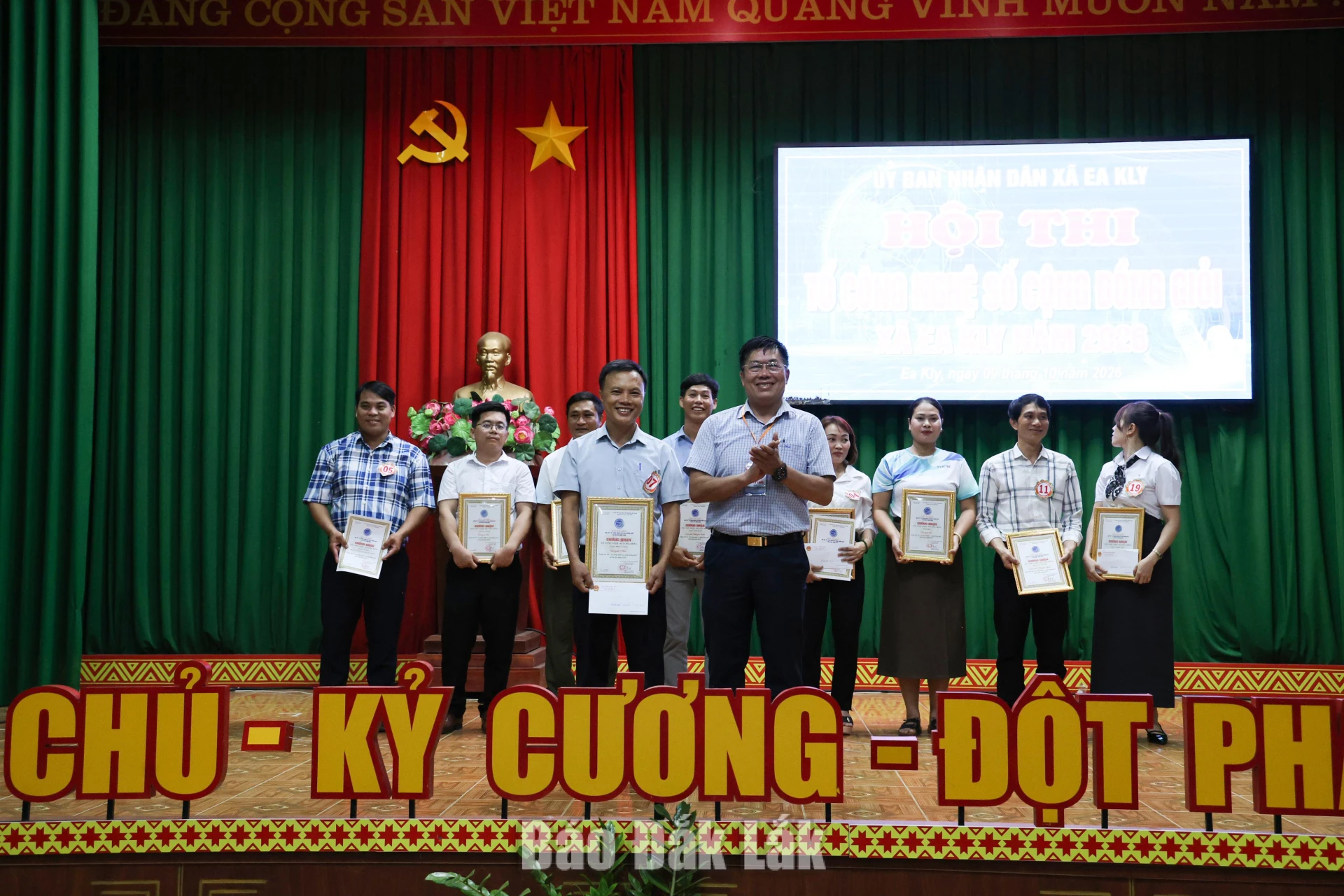 Hội thi “Tổ công nghệ số cộng đồng giỏi” xã Ea Kly năm 2026 3 Phó Chủ tịch UBND xã Ea Kly Nguyễn Văn Nam trao giải Nhất cho đội thi thôn Phúc Cường.