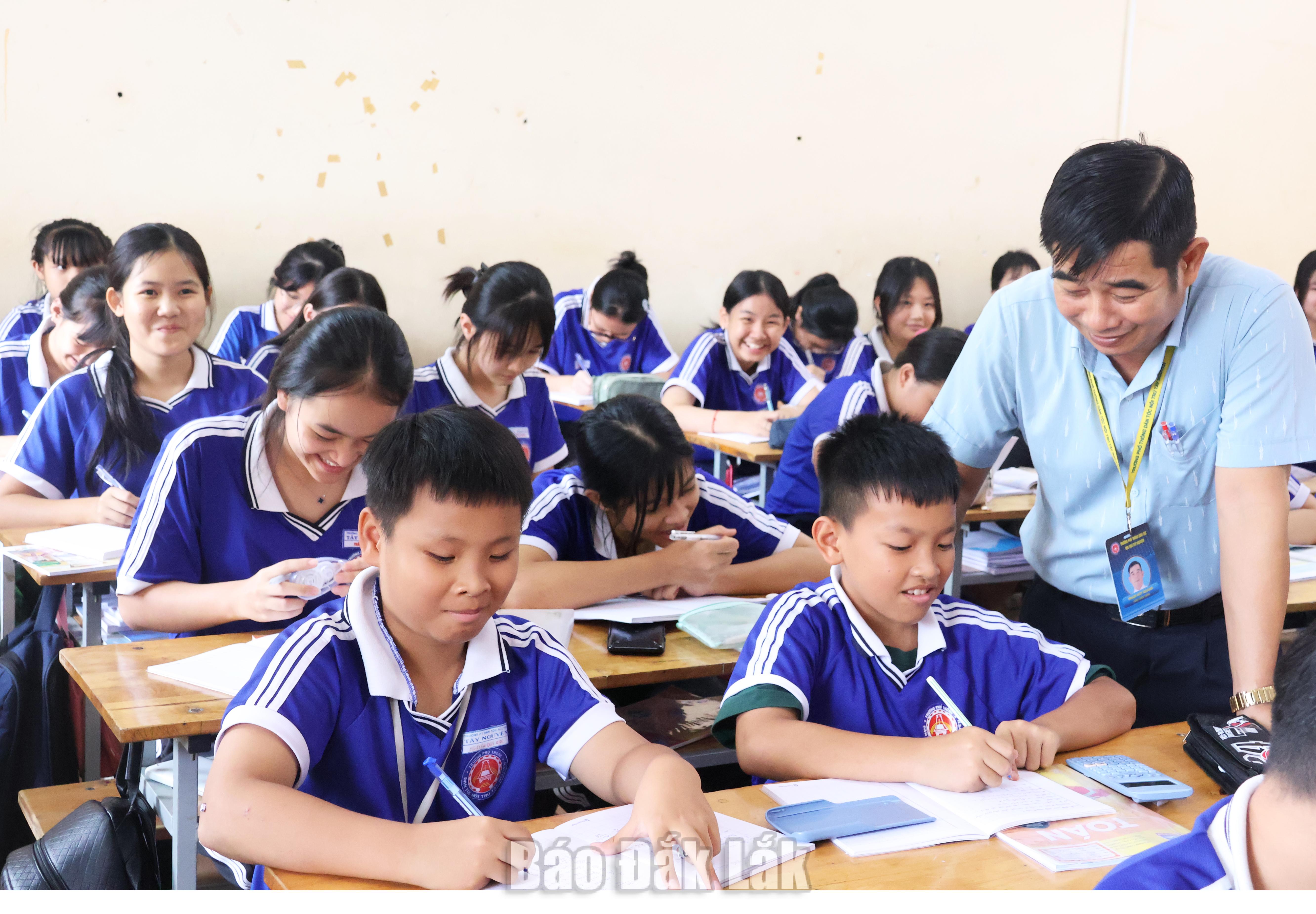 Học sinh cuối cấp sẽ làm bài kiểm tra định kỳ theo đề chung của Sở GD&ĐT 1 Giờ học chính khóa của học sinh Trường THCS và THPT Tây Nguyên (phường Thành Nhất).