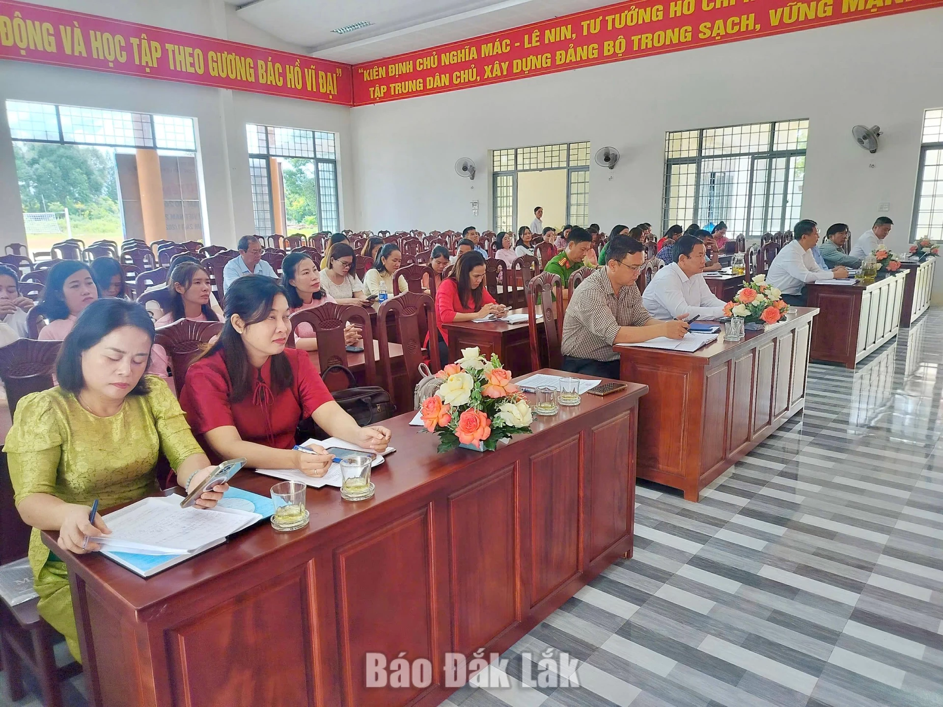 Dur Kmăl nâng cao chất lượng giáo dục năm học mới 1 Các địa biểu dự hội nghị.