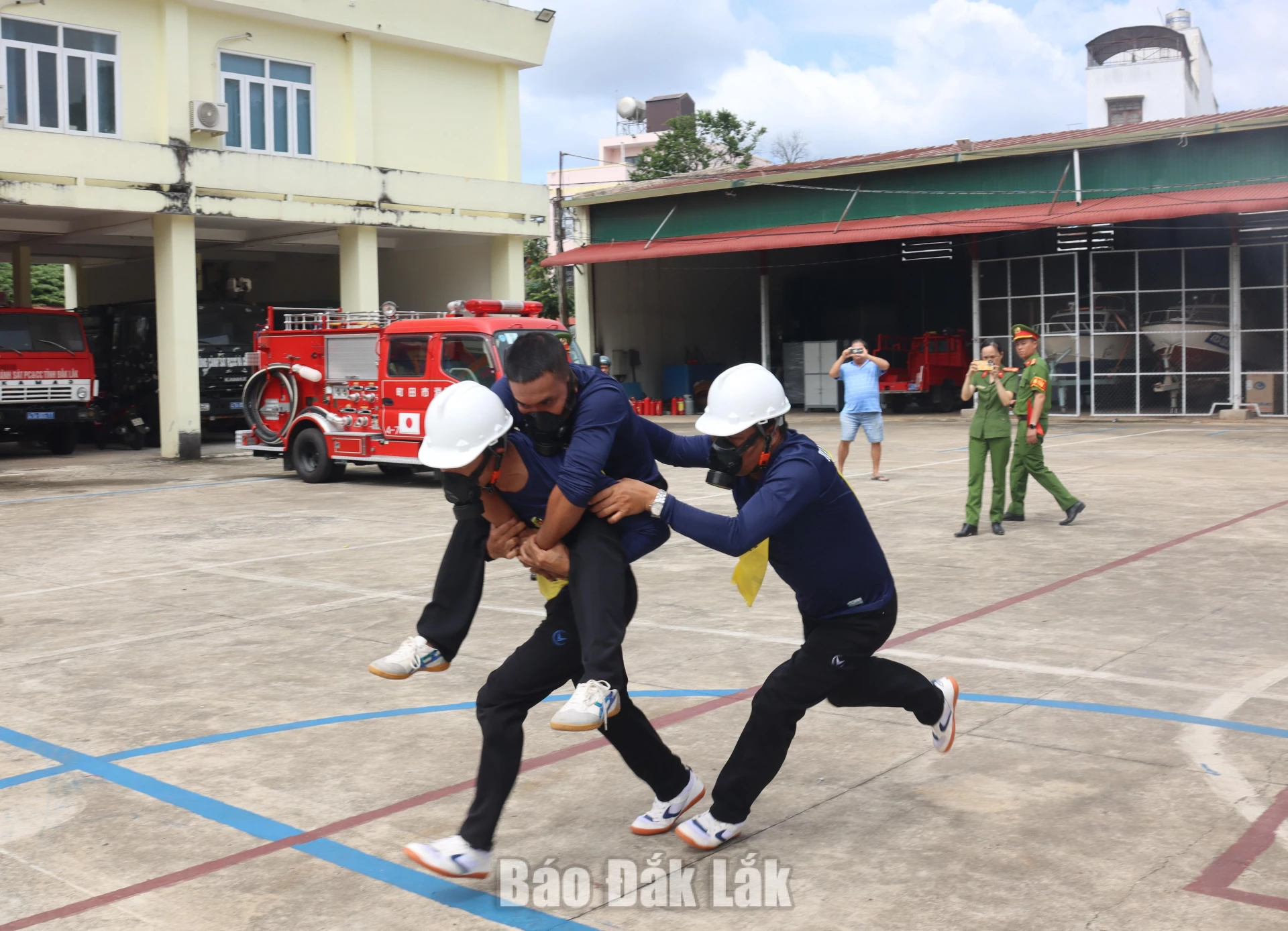 Diễn tập cứu người bị nạn trong tình huống xảy ra cháy.