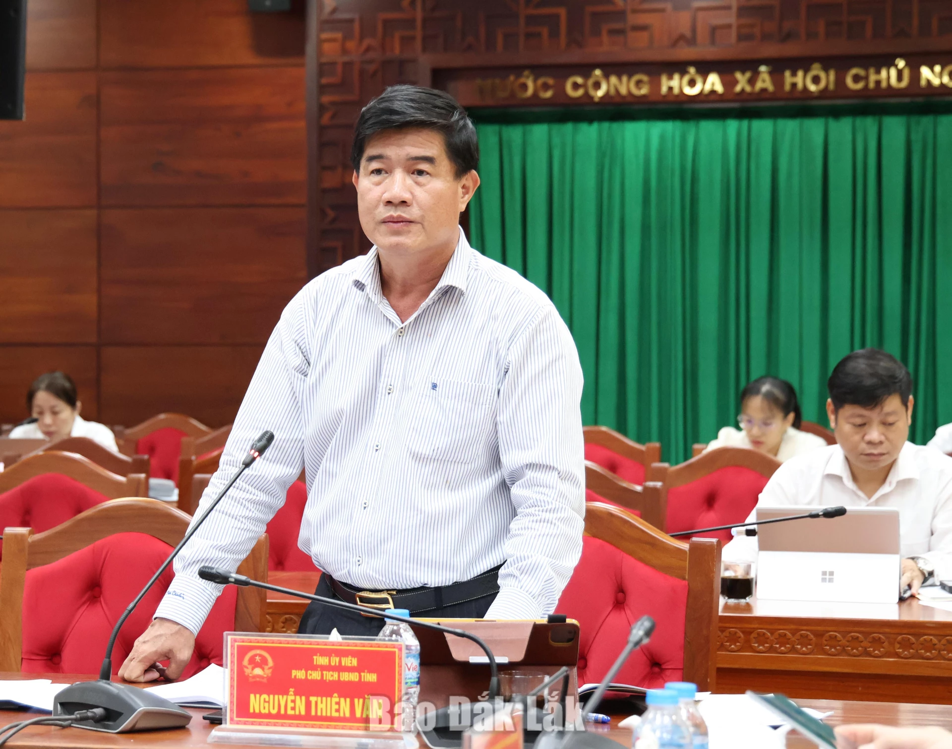 Phó Chủ tịch UBND tỉnh Nguyễn Thiên Văn phát biểu tại cuộc họp.