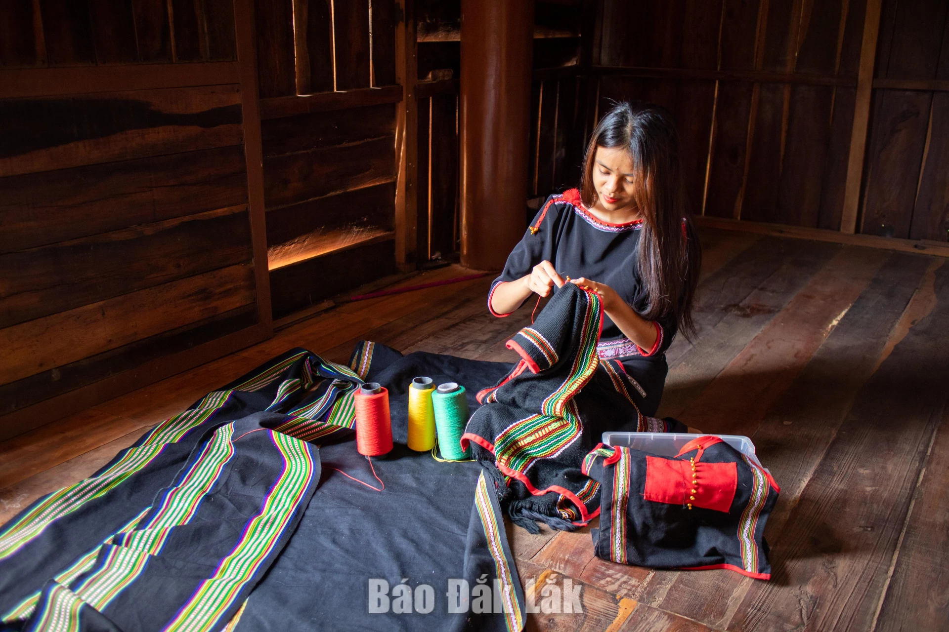 Để người trẻ không thờ ơ với văn hóa truyền thống 2 Dệt và thêu trang phục truyền thống. Ảnh: Nguyễn Gia