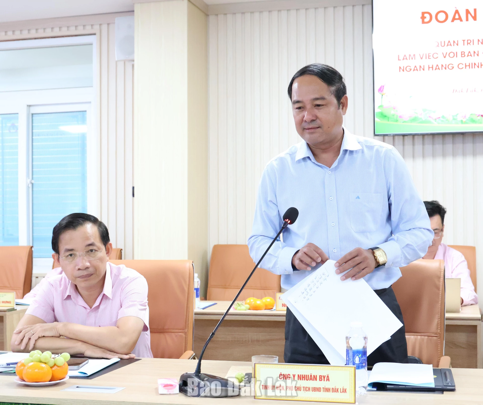 Phó Chủ tịch UBND tỉnh Đắk Lắk Y Nhuân Byẵ phát biểu tại buổi làm việc.