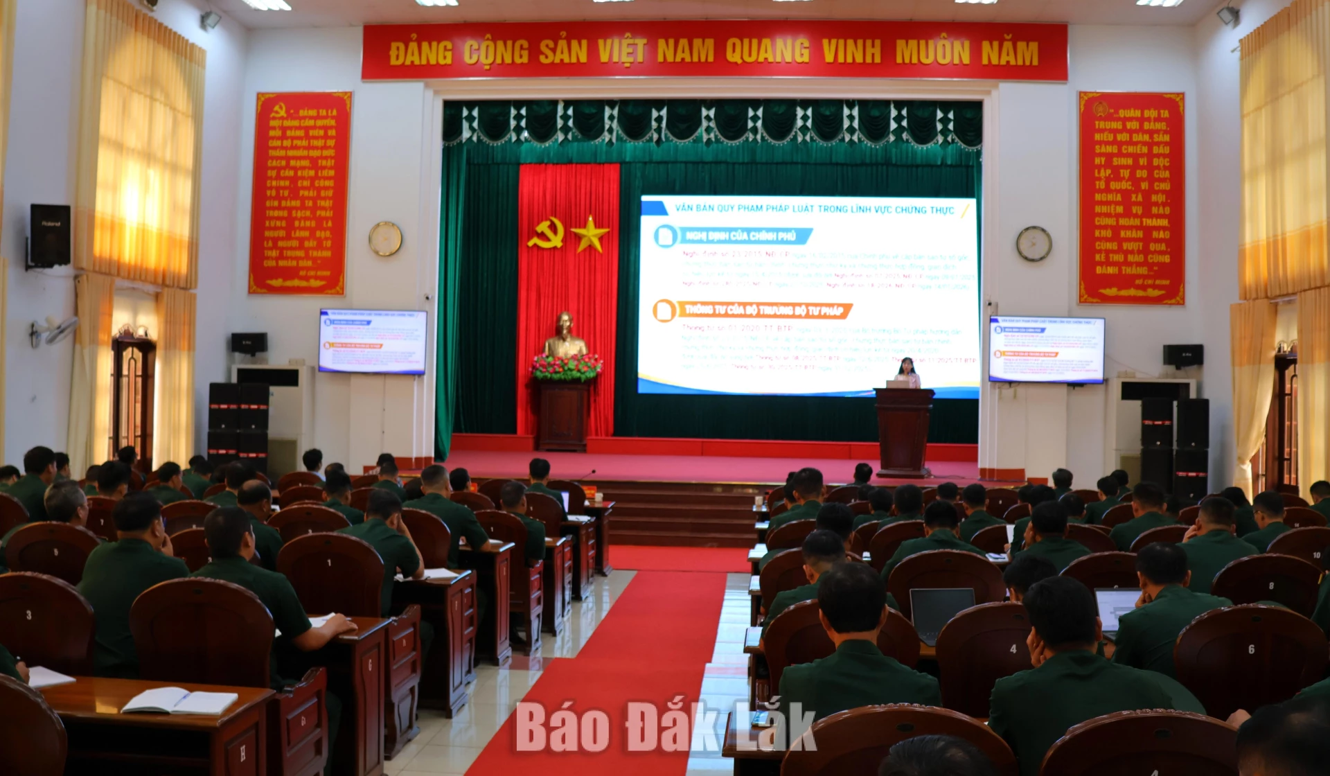 Bồi dưỡng kỹ năng tuyên truyền, phổ biến pháp luật tại cơ sở 3 Học viên theo dõi nội dung Một số quy định pháp luật liên quan đến công tác chứng thực.