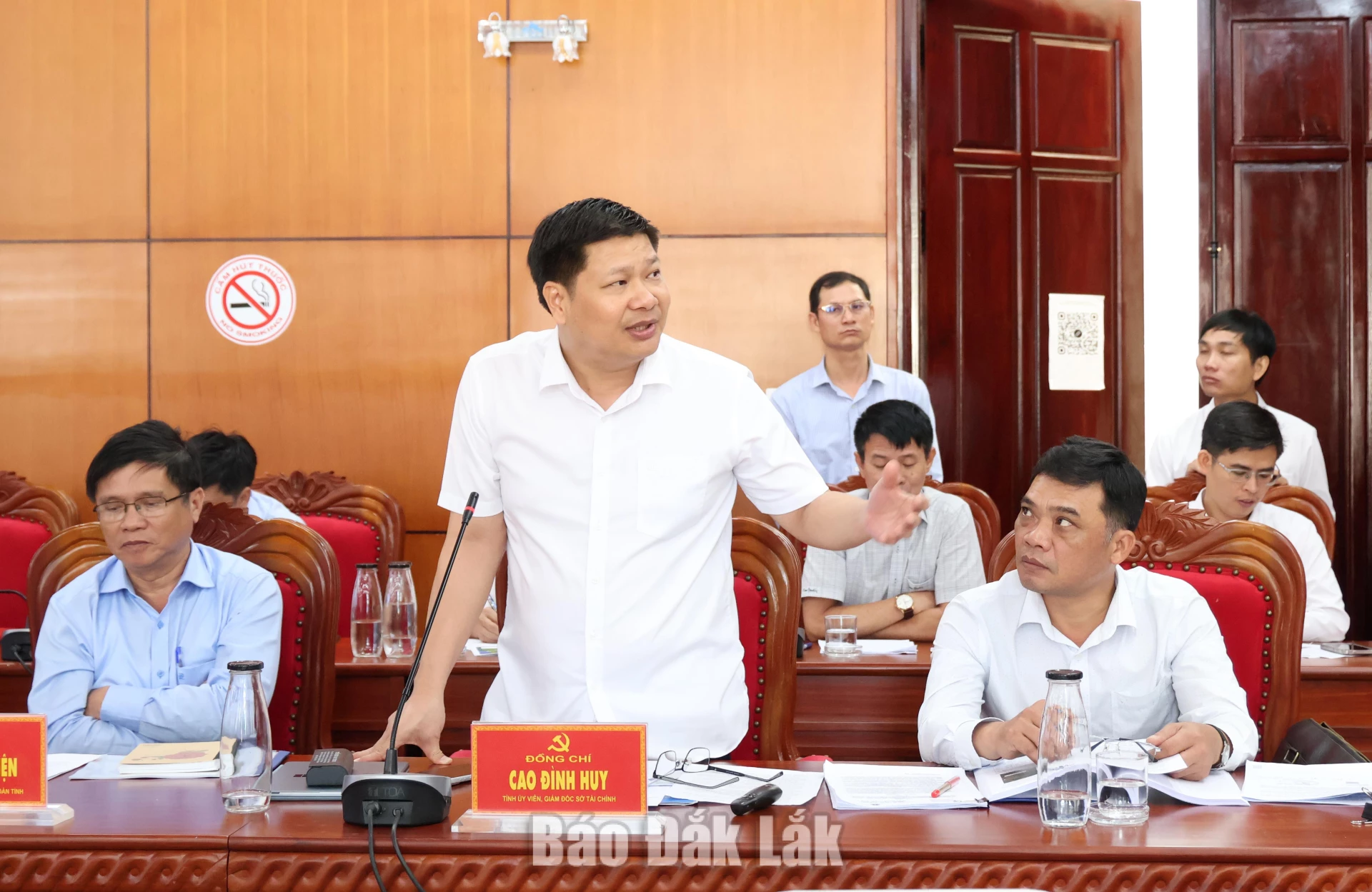 Giám đốc Sở Tài chính Cao Đình Huy tham gia ý kiến tại cuộc họp.
