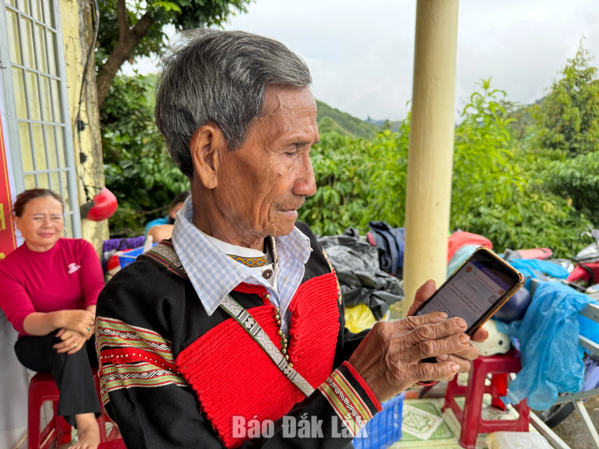 Tuổi cao, mắt yếu cũng không  ảnh hưởng đến nhu cầu tìm hiểu, học tập của người dân.