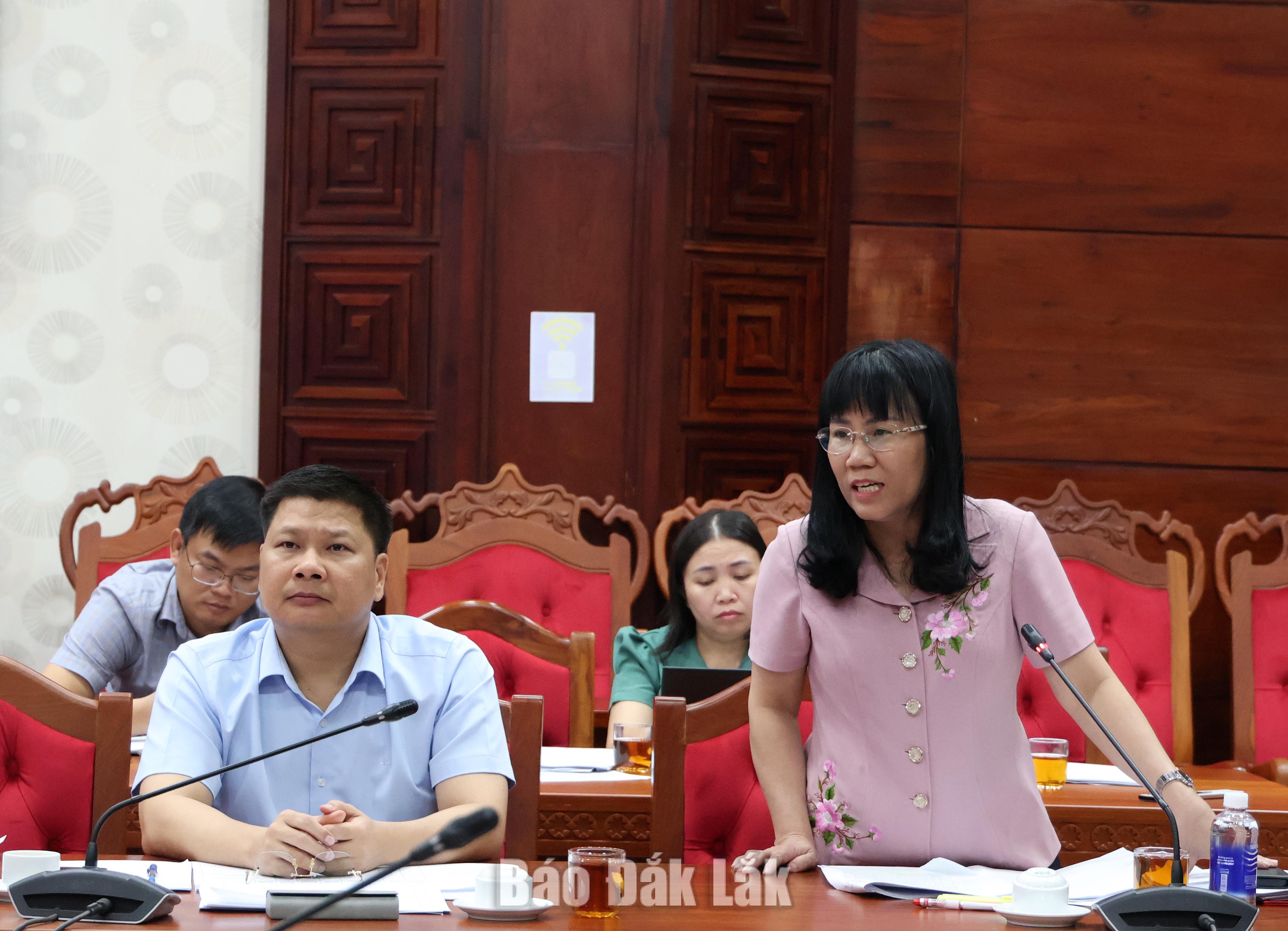 Chủ tịch UBND tỉnh Đỗ Hữu Huy: Không thể để chậm trễ hơn trong giải ngân vốn đầu tư công 2 Phó Chủ tịch Thường trực UBND tỉnh Hồ Thị Nguyên Thảo phát biểu tại cuộc họp.