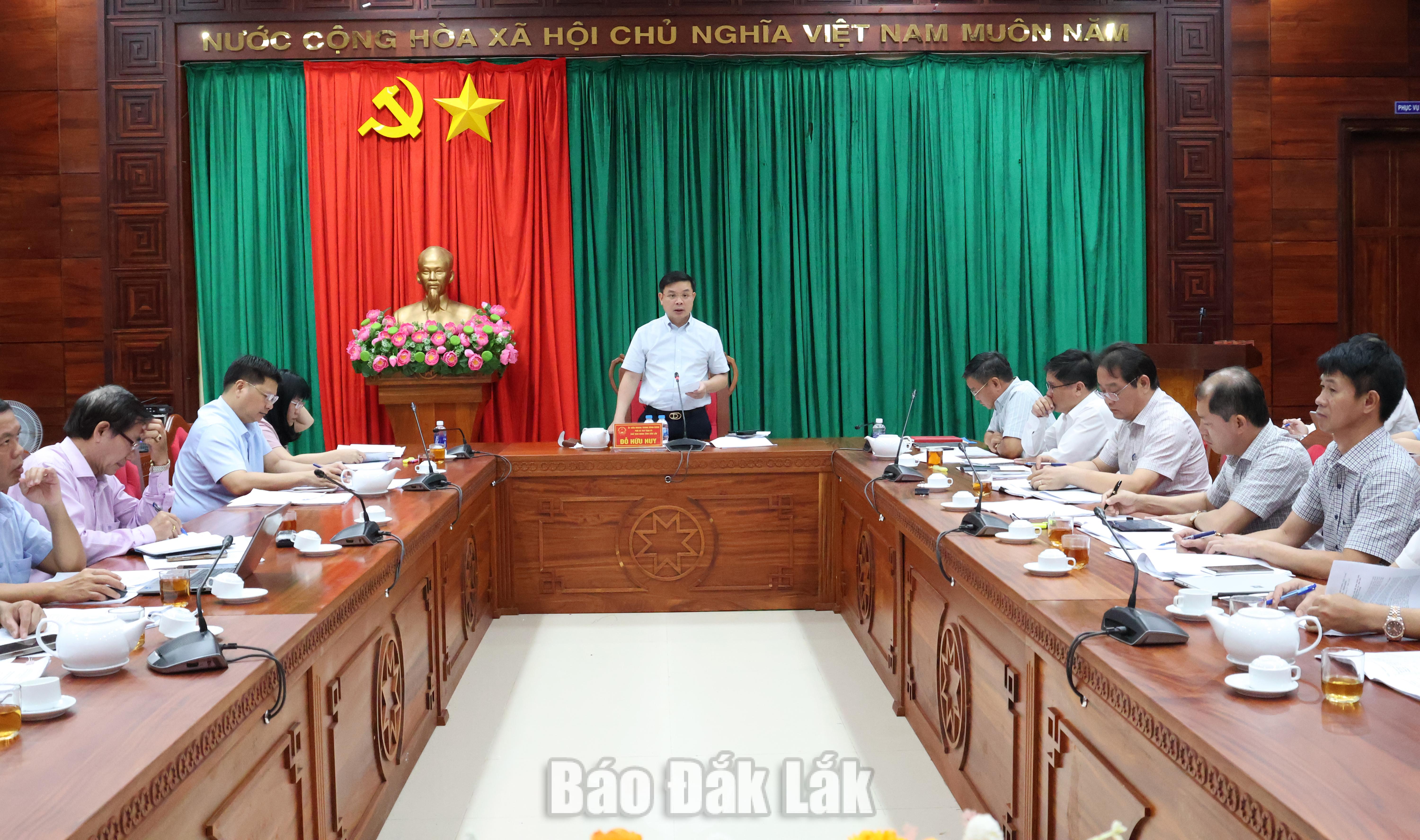 Chủ tịch UBND tỉnh Đỗ Hữu Huy: Không thể để chậm trễ hơn trong giải ngân vốn đầu tư công 1 Lãnh đạo tỉnh Đắk Lắk và các đại biểu dự họp.