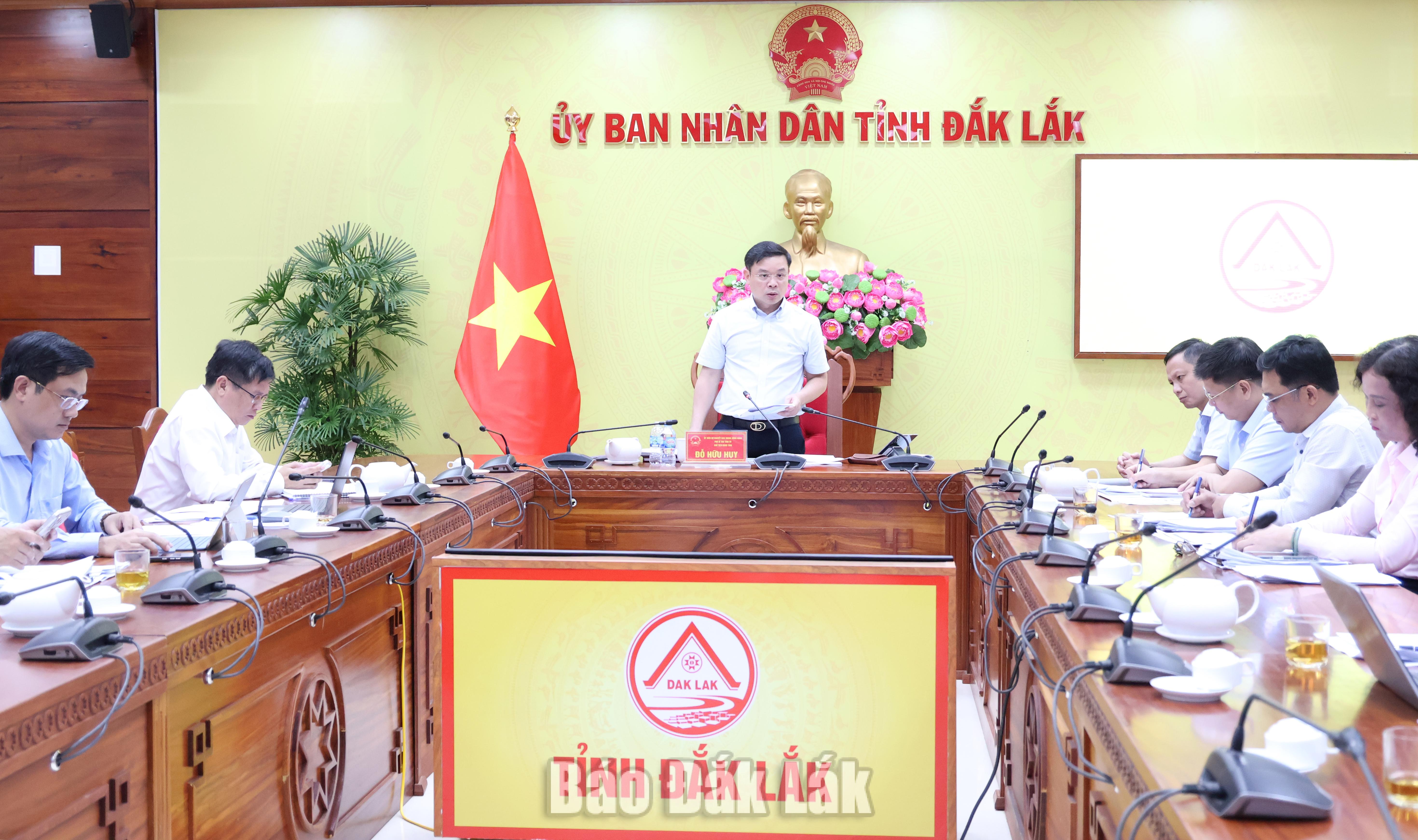 Khẩn trương xử lý nhà, đất dôi dư và đẩy mạnh tăng thu tiền sử dụng đất 1 Lãnh đạo tỉnh Đắk Lắk và các sở, ngành dự cuộc họp.