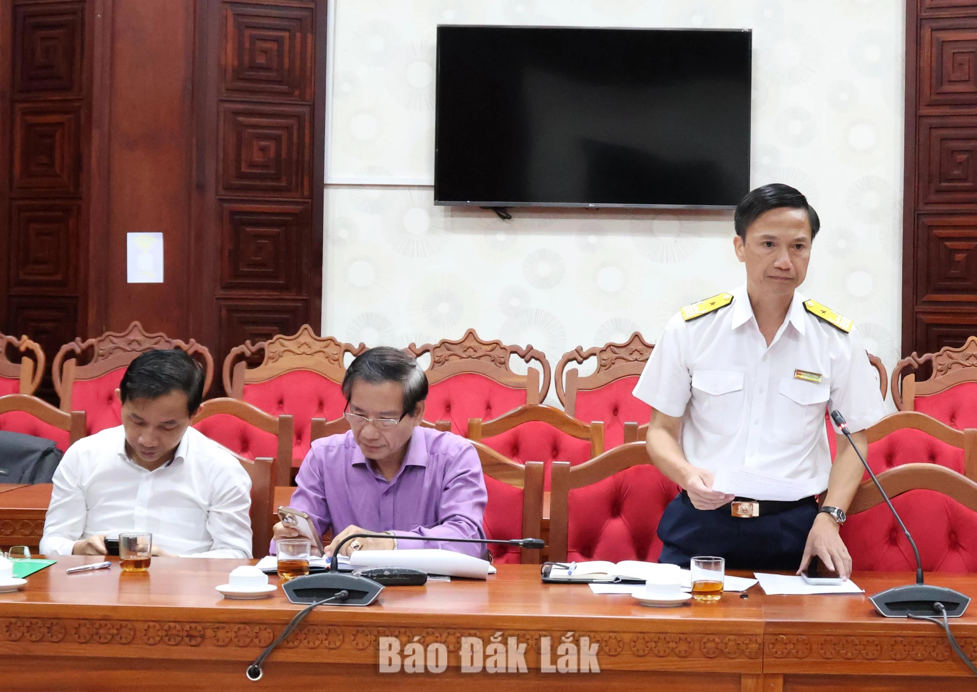 Đại diệnThuế tỉnh Đắk Lắk tham gia ý kiến tại cuộc họp.