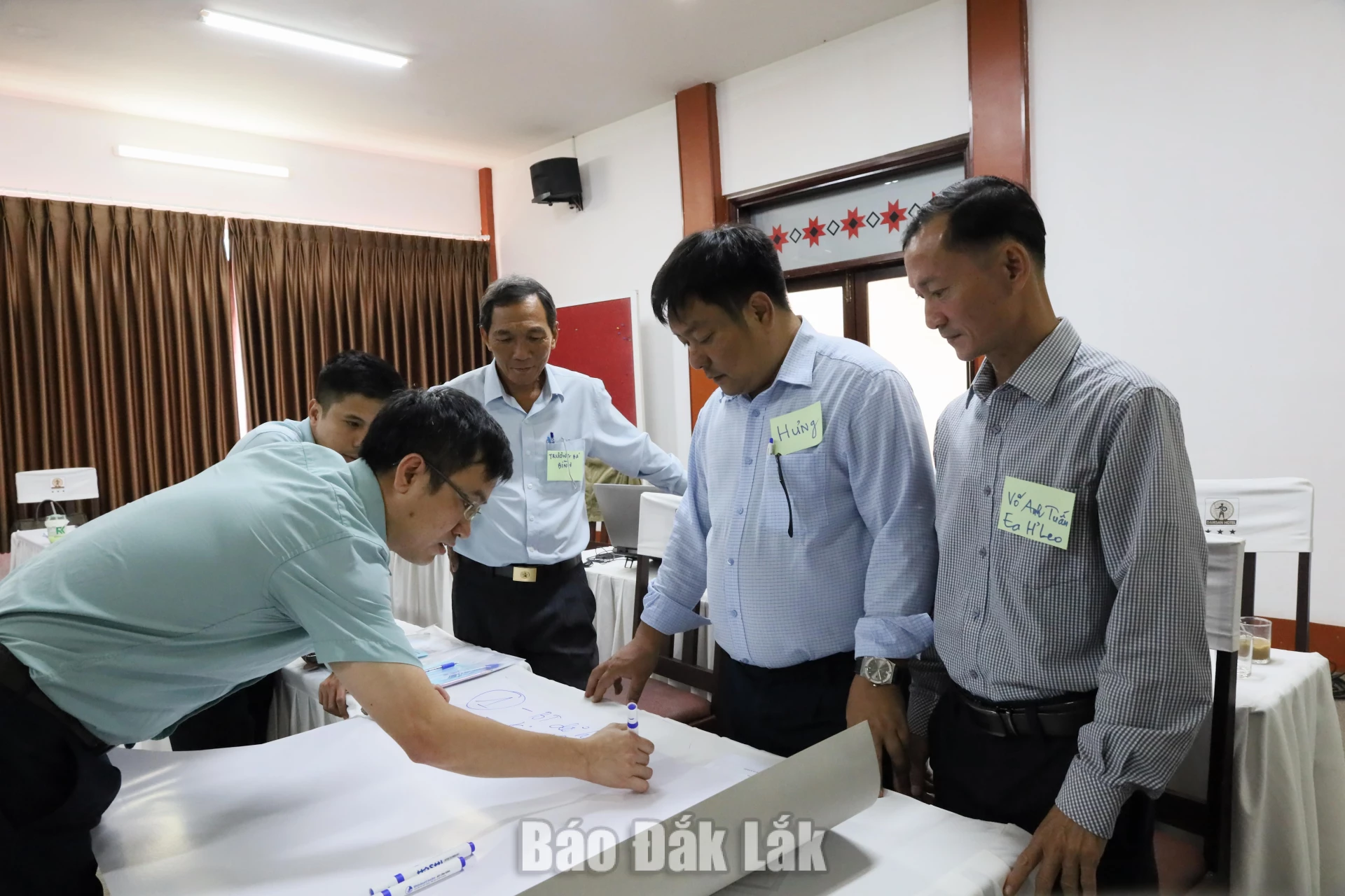 Khai mạc khóa tập huấn đồng xây dựng bản tin khí hậu nông nghiệp theo phương pháp PSP 3 Các học viên tham gia làm việc nhóm tại buổi tập huấn.