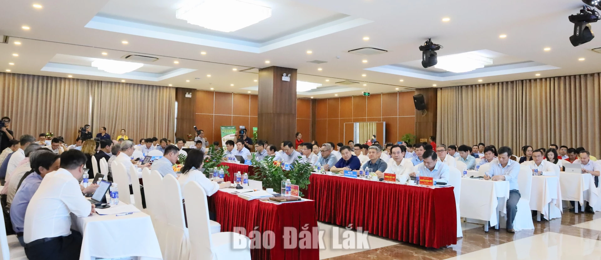 Chủ động ứng phó El Nino cực đoan và tháo gỡ "điểm nghẽn" xuất khẩu nông sản 2 Các đại biểu tham dự hội nghị.