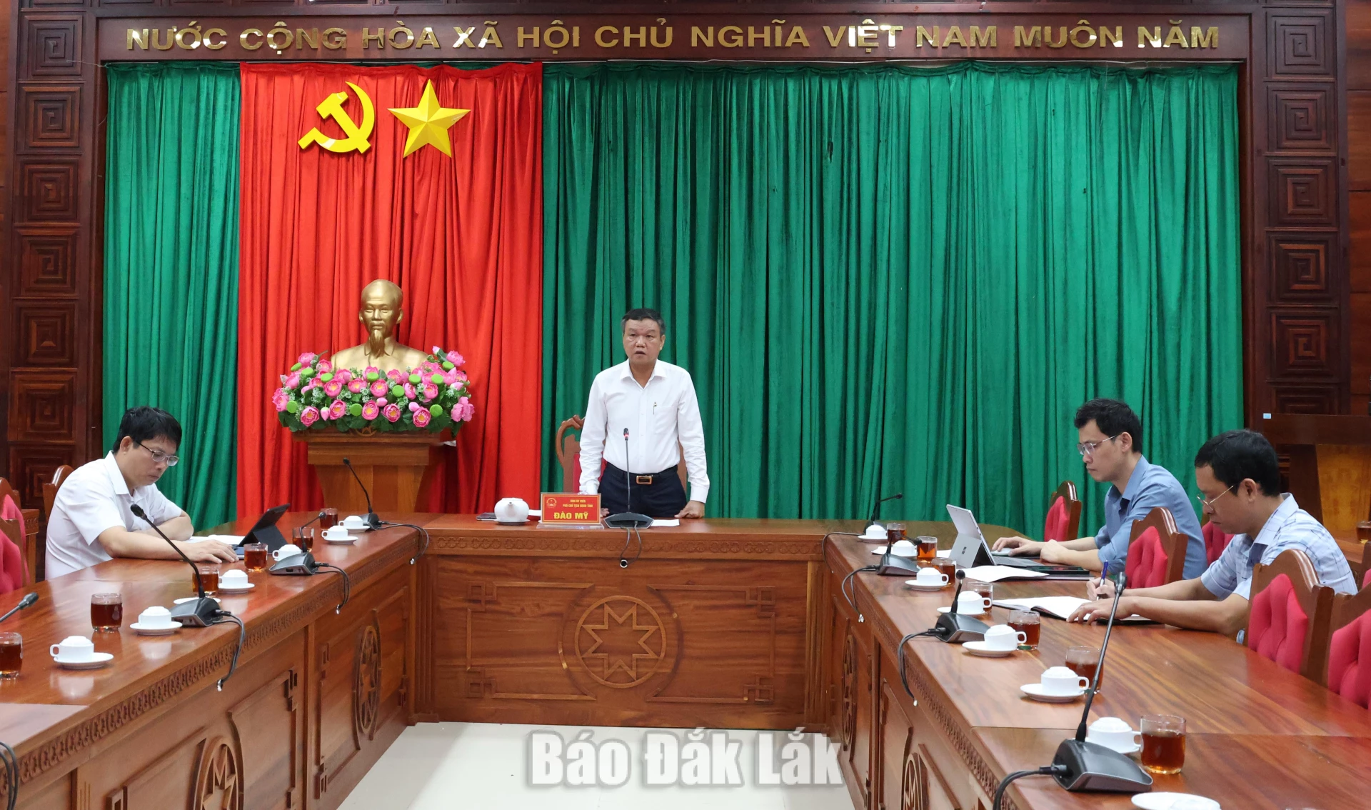 Phó Chủ tịch UBND tỉnh Đào Mỹ chủ trì cuộc họp.