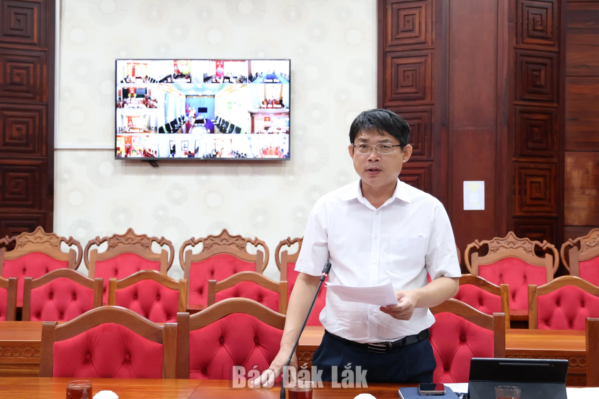 Phó Giám đốc Sở Tài chính Huỳnh Gia Hoàng báo cáo về tình hình giải ngân vốn đầu tư công các xã, phường.