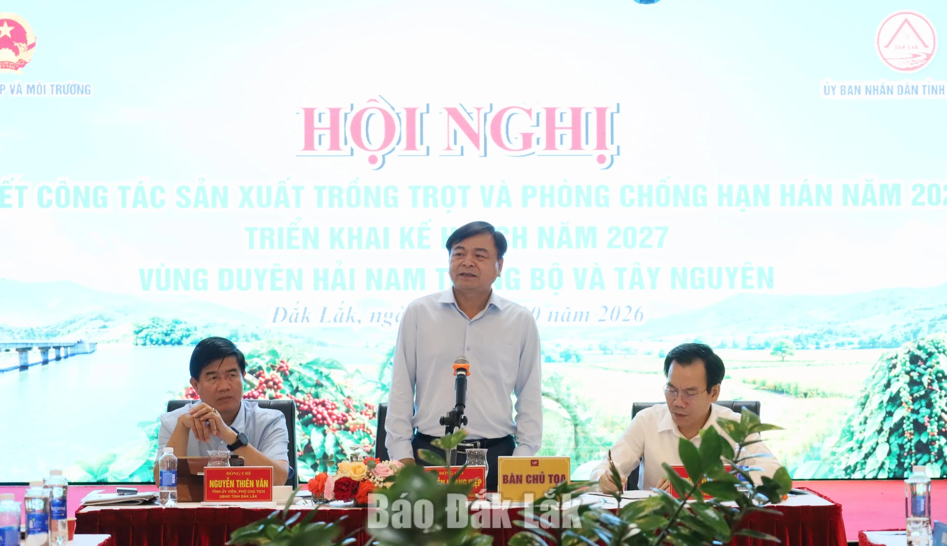 Chủ động ứng phó El Nino cực đoan và tháo gỡ "điểm nghẽn" xuất khẩu nông sản 1 Thứ trưởng Bộ Nông nghiệp và Môi trường Nguyễn Hoàng Hiệp phát biểu tại hội nghị.