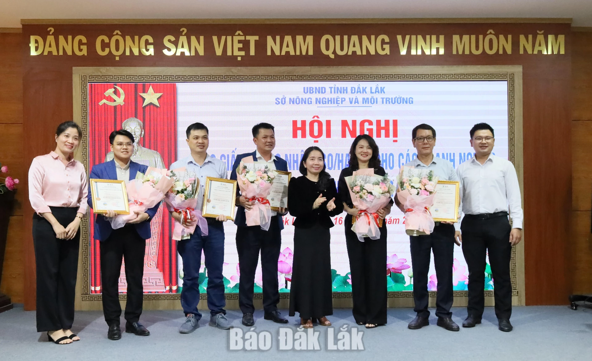 Trao Giấy chứng nhận ISO/HACCP cho 10 doanh nghiệp nhỏ và vừa năm 2026 3 Lãnh đạo Sở Nông nghiệp và Môi trường trao Giấy chứng nhận ISO/HACCP cho các doanh nghiệp nhỏ và vừa.