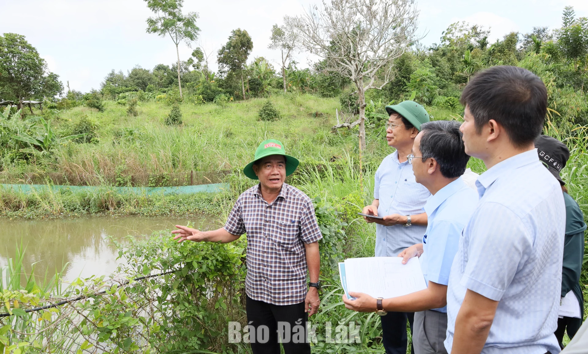 Phó Chủ tịch UBND tỉnh Nguyễn Thiên Văn kiểm tra các mô hình phòng, chống hạn hán thuộc Dự án SACCR 1 Phó Chủ tịch UBND tỉnh Nguyễn Thiên Văn kiểm tra ao tích trữ nước dùng chung của nhóm hộ ông Y Tân tại buôn Pok (xã Ea Knuếc).