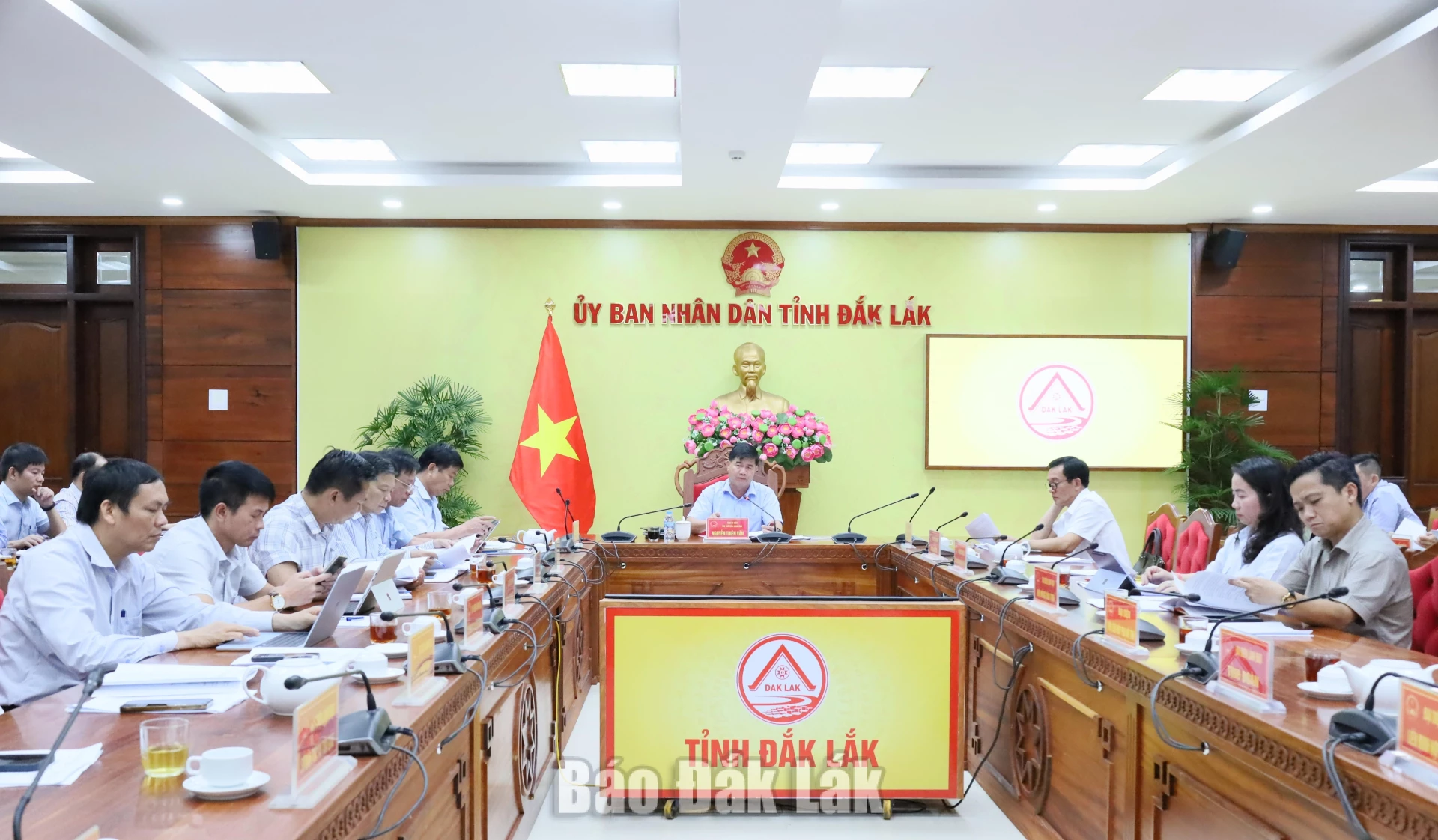 Bàn giải pháp cấp bách phòng, chống hạn hán tại 68 xã, phường phía Tây tỉnh 2 Các đại biểu tham dự cuộc họp.