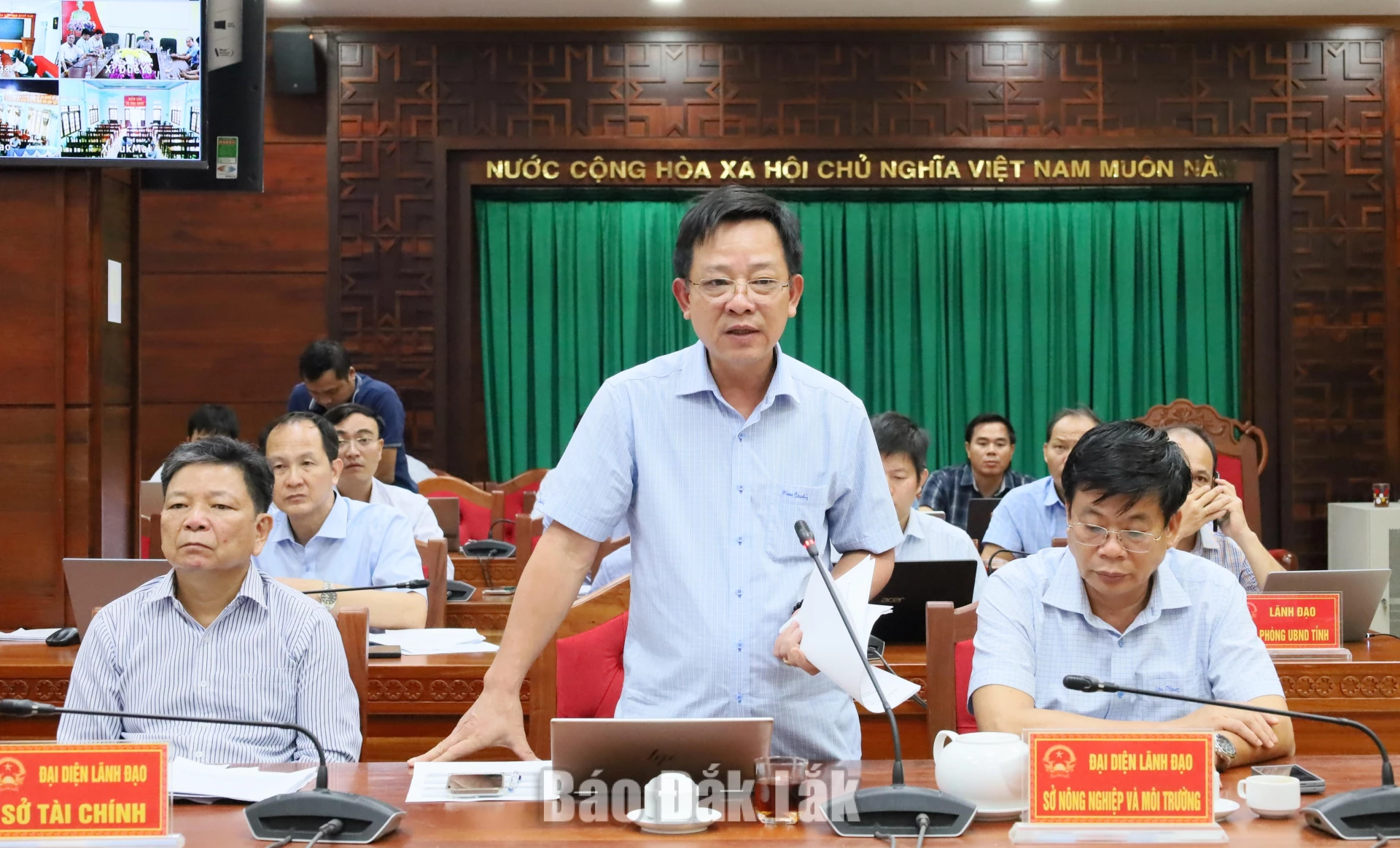 Bàn giải pháp cấp bách phòng, chống hạn hán tại 68 xã, phường phía Tây tỉnh 3 Phó Giám đốc Sở Nông nghiệp và Môi trường Nguyễn Thanh Phong báo cáo về tình hình nguồn nước trên địa bàn tỉnh.