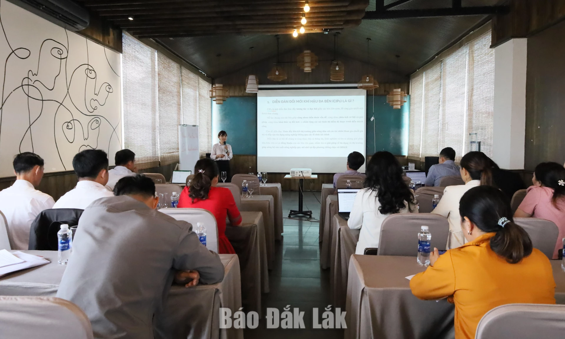 Tăng cường khả năng chống chịu cho nông nghiệp quy mô nhỏ trên địa bàn Đắk Lắk 2 Các đại biểu tham dự diễn đàn.
