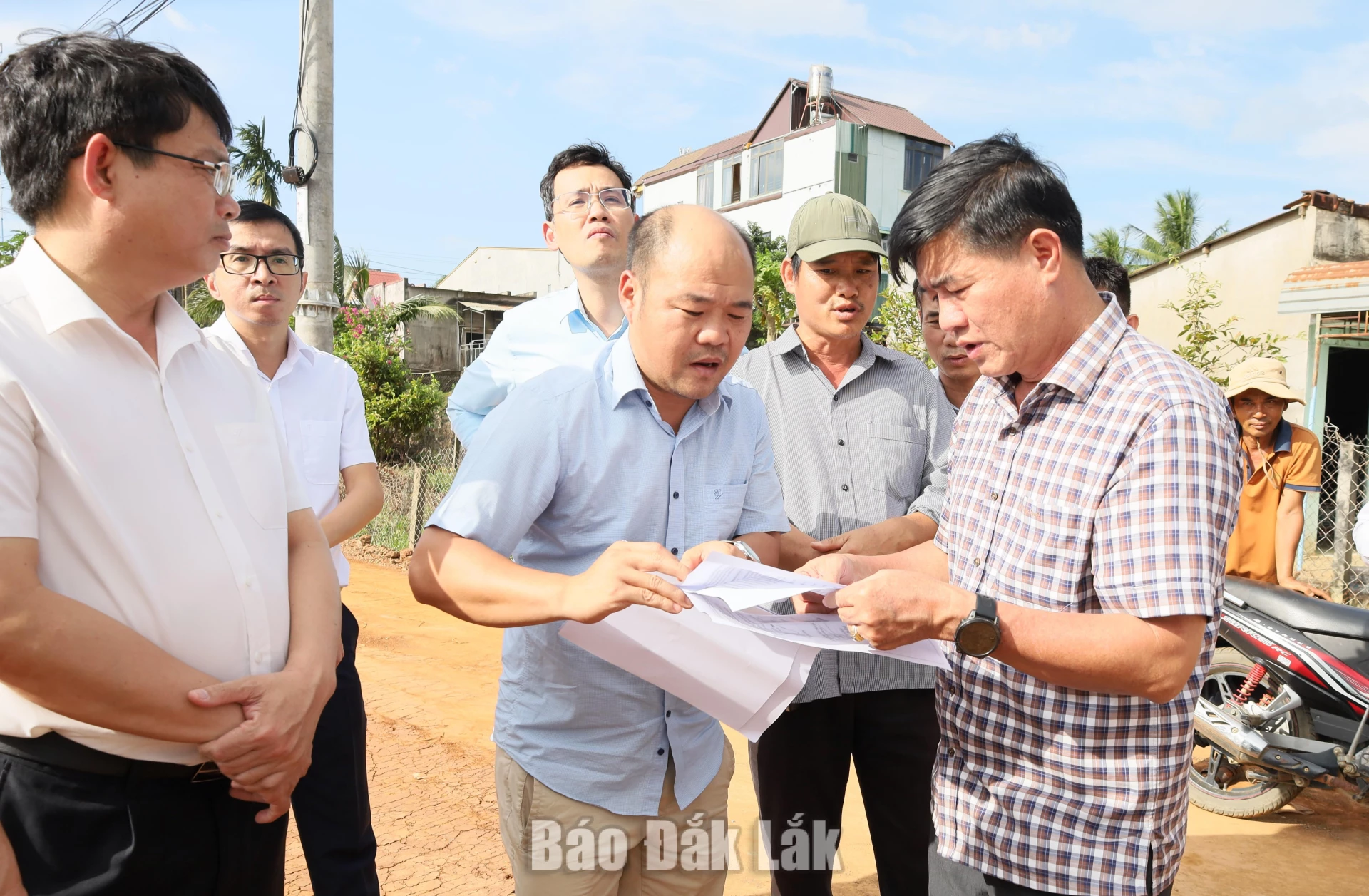 Nhà đầu tư báo cáo tiến độ công việc với Phó Chủ tịch UBND tỉnh Nguyễn Thiên Văn.