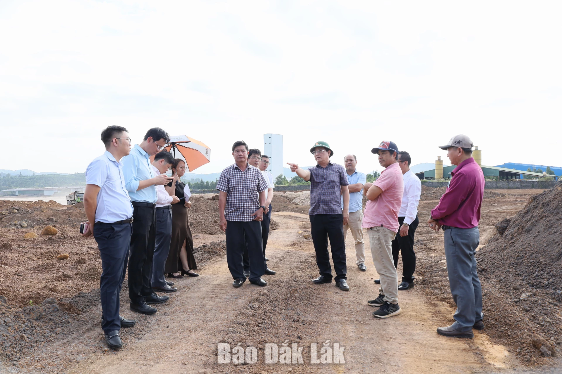Tháo gỡ vướng mắc đất đai, tài nguyên, tạo mặt bằng sạch thu hút đầu tư 1 Phó Chủ tịch UBND Nguyễn Thiên Văn đi kiểm tra thực tế tình hình, tiến độ thực hiện các dự án đầu tư xây dựng tại Khu công nghiệp Hòa Phú.