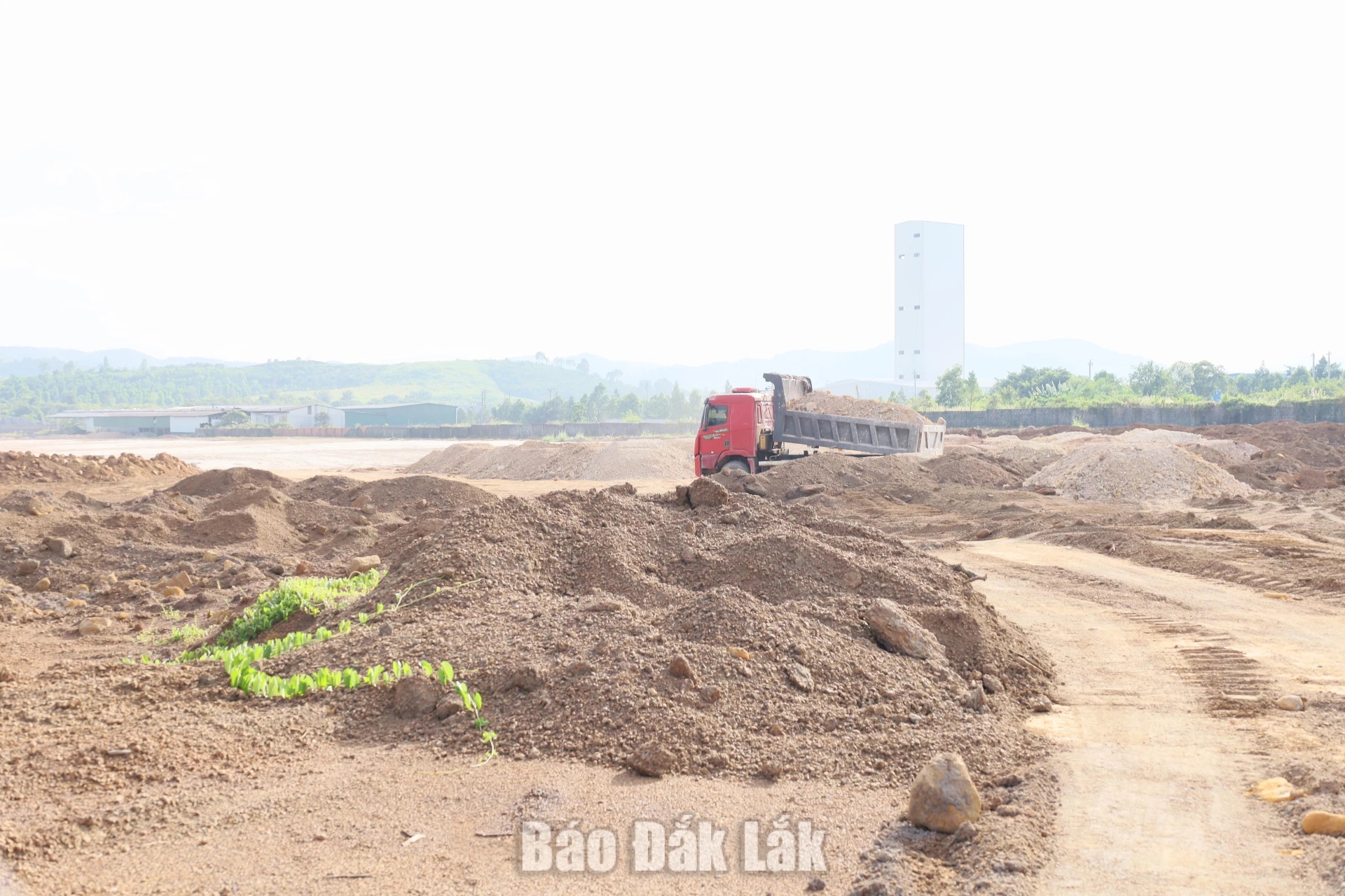 Tháo gỡ vướng mắc đất đai, tài nguyên, tạo mặt bằng sạch thu hút đầu tư 3 Dự án San nền, đền bù và đầu tư một số trục đường (CN2, CN3, CN4 nối dài và CN12) tại Khu công nghiệp Hòa Phú đang được đẩy nhanh tiến độ.