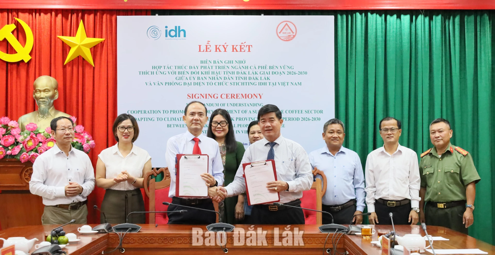 Phó Chủ tịch UBND tỉnh Nguyễn Thiên Văn và ông Huỳnh Tiến Dũng, Trưởng đại diện IDH Việt Nam ký Biên bản ghi nhớ hợp tác.