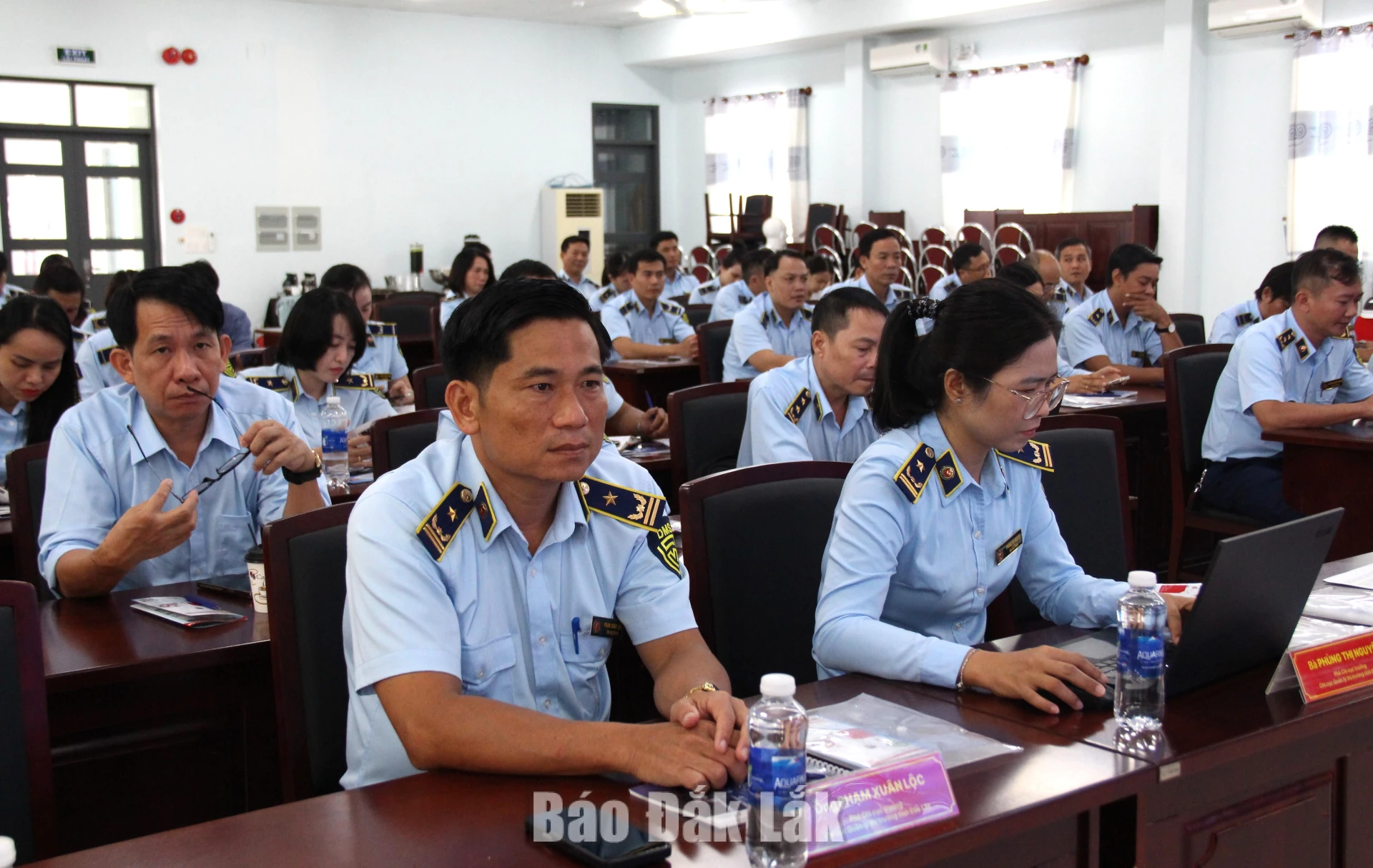 Phổ biến pháp luật, trao đổi nghiệp vụ quản lý thị trường 1 Cán bộ, công chức quản lý thị trường tham gia hội nghị.