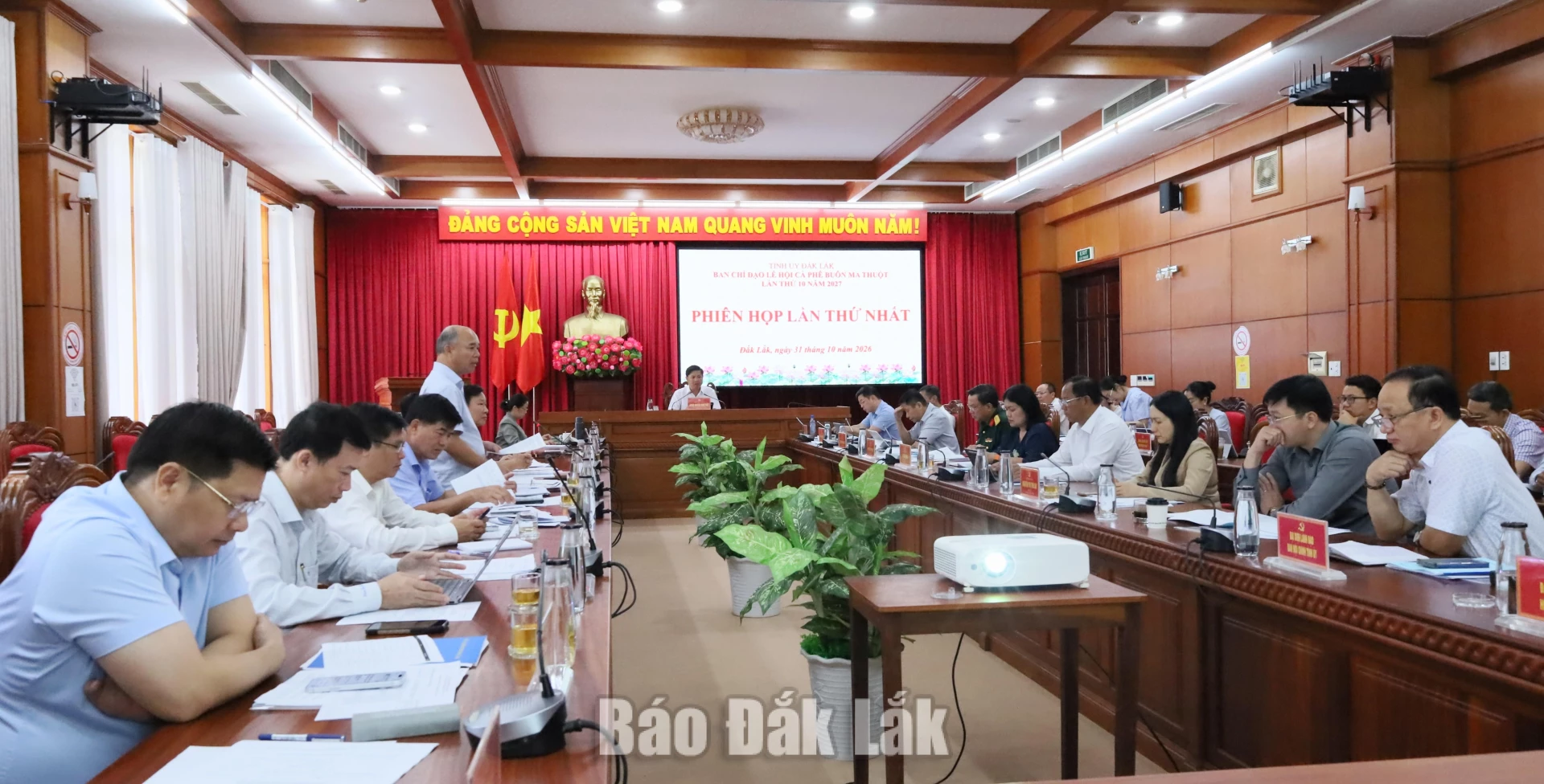Các đại biểu tham dự phiên họp.